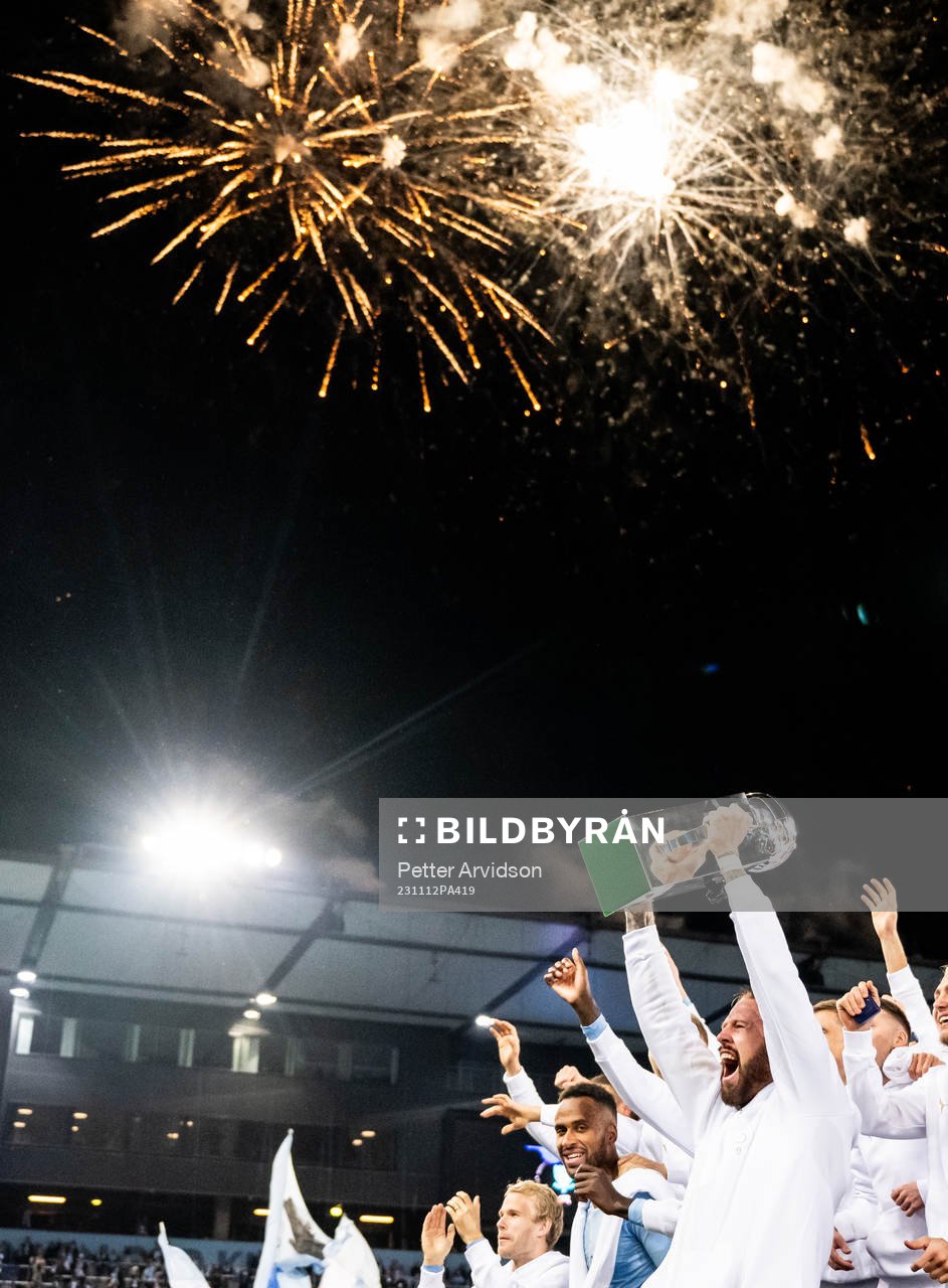 Malmö FFs Pontus Jansson höjer Lennart Johanssons pokal och jublar över SM-guldet under prisceremonin efter fotbollsmatchen i Allsvenskan mellan Malmö FF och Elfsborg den 12 november 2023 i Malmö.