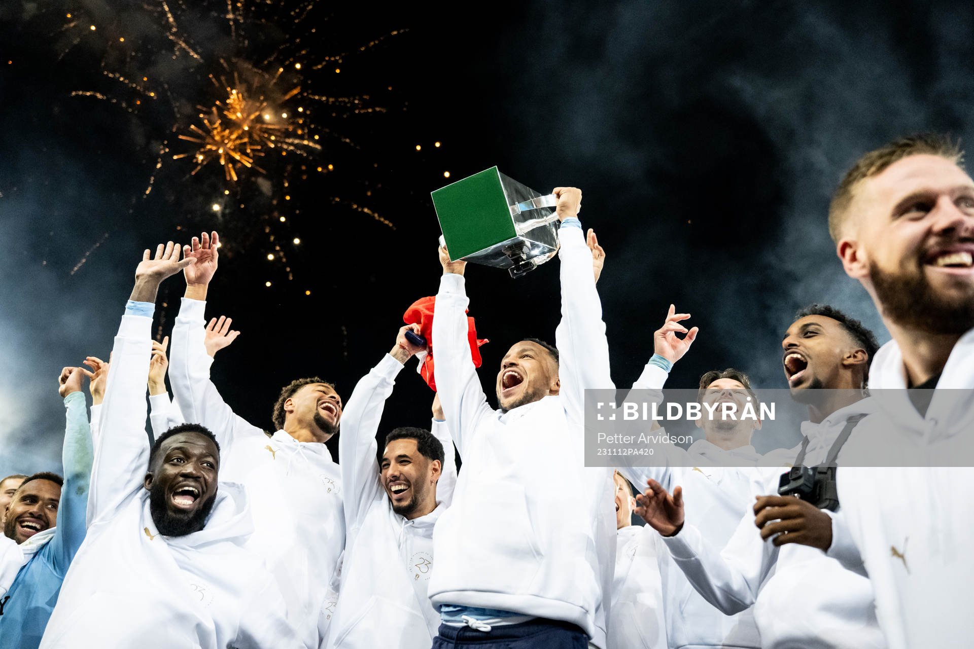 Malmö FFs Martin Olsson höjer Lennart Johanssons pokal