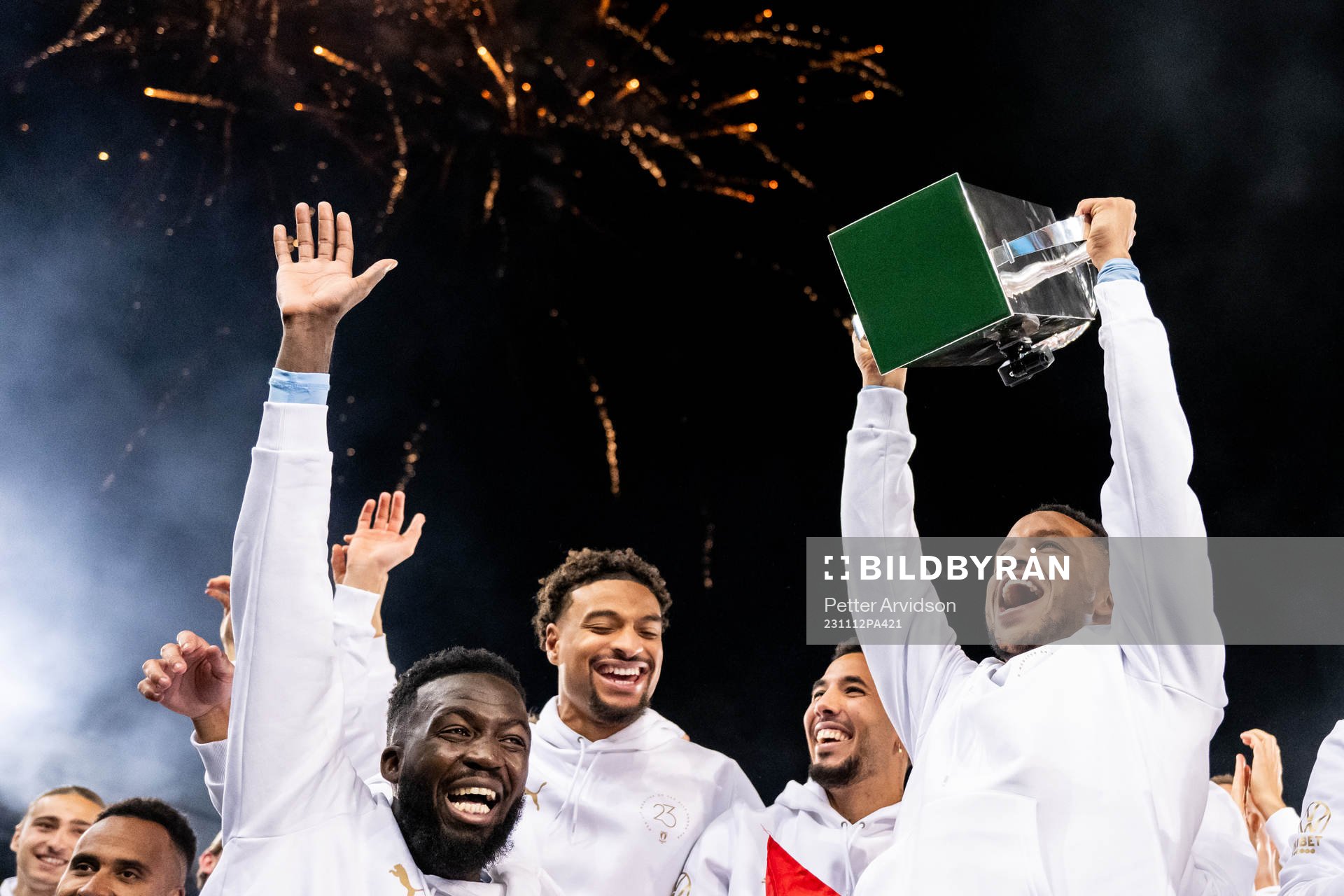 Malmö FFs Martin Olsson höjer Lennart Johanssons pokal