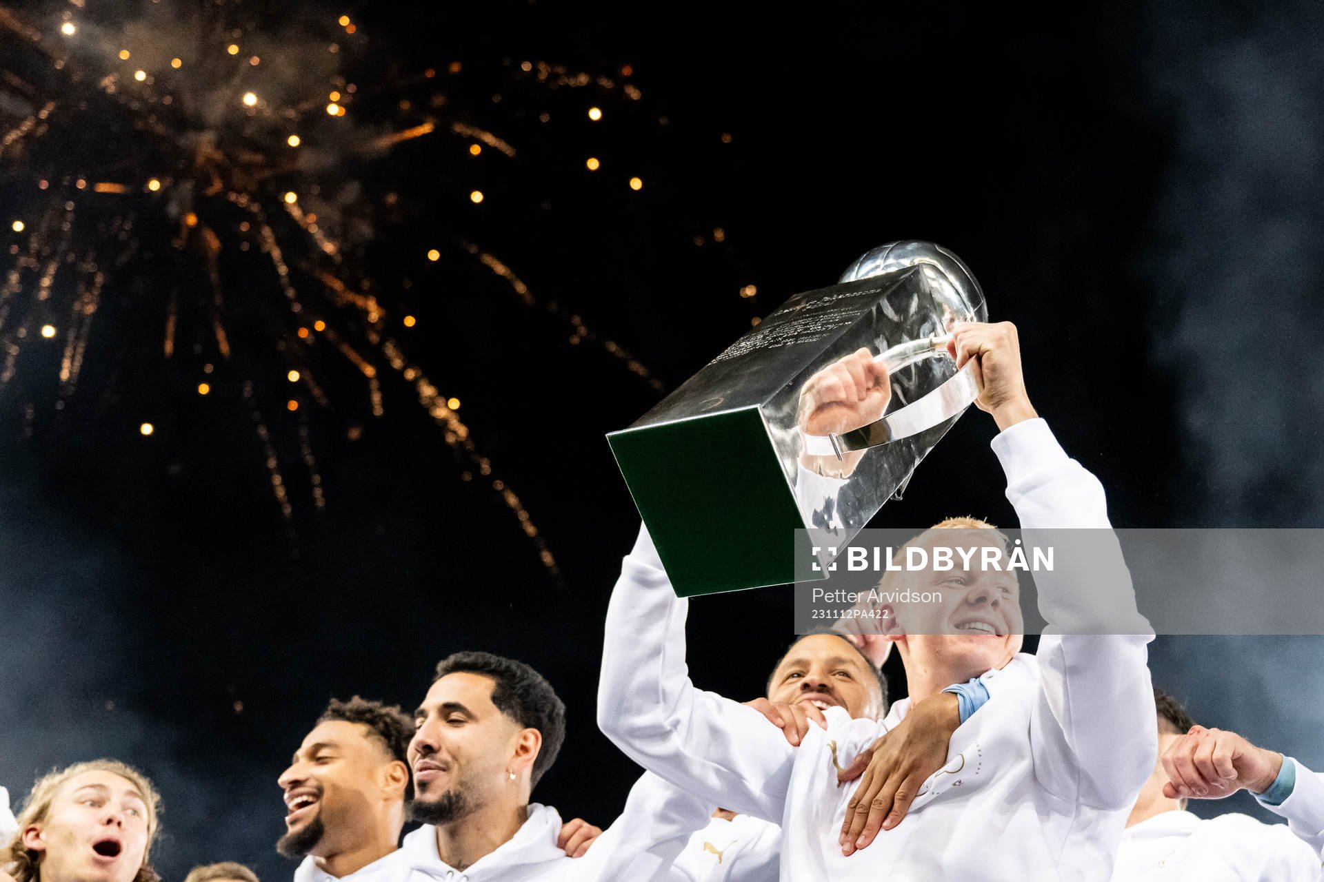 Malmö FFs Otto Rosengren höjer Lennart Johanssons pokal