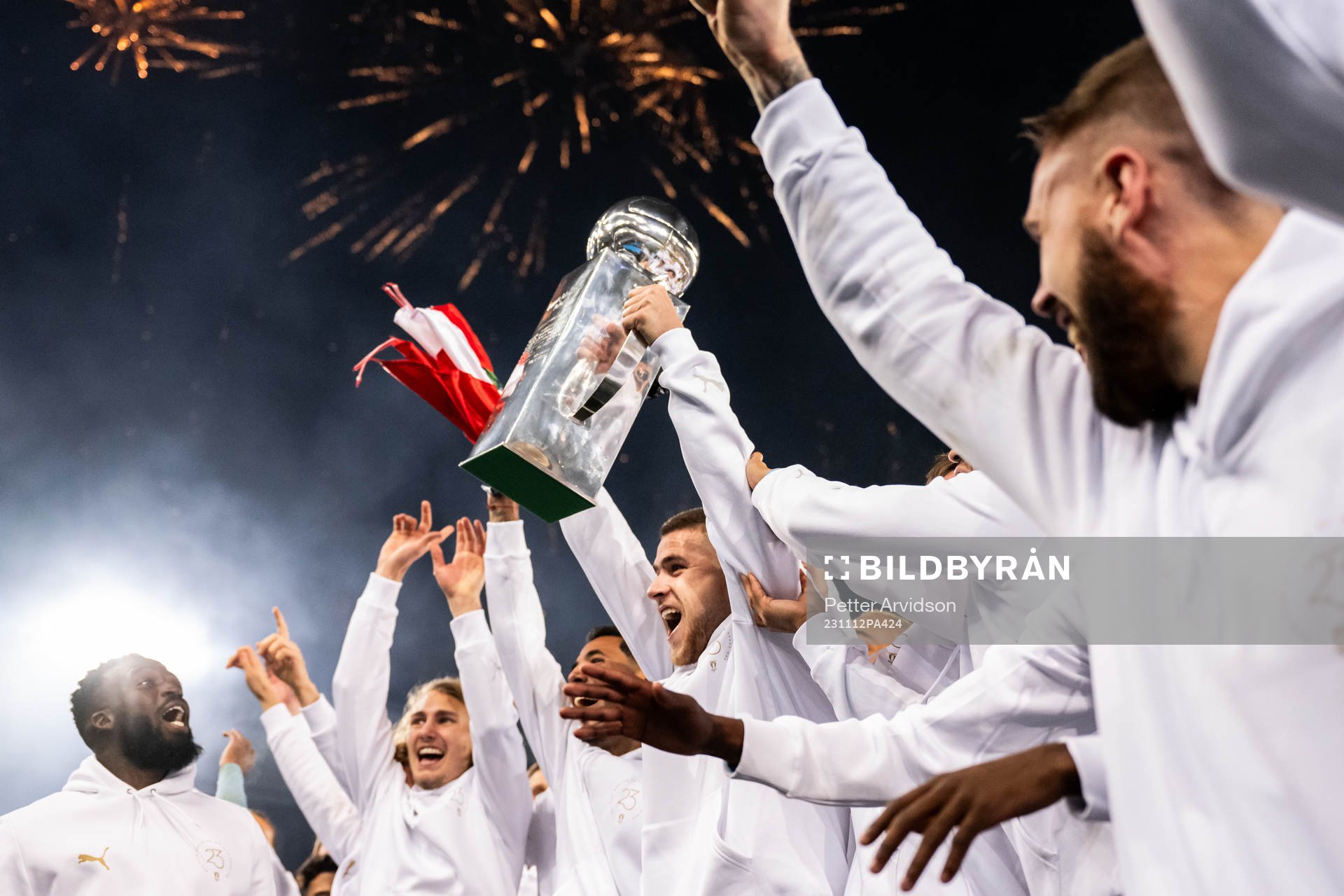 Malmö FFs Gabriel Busanello höjer Lennart Johanssons