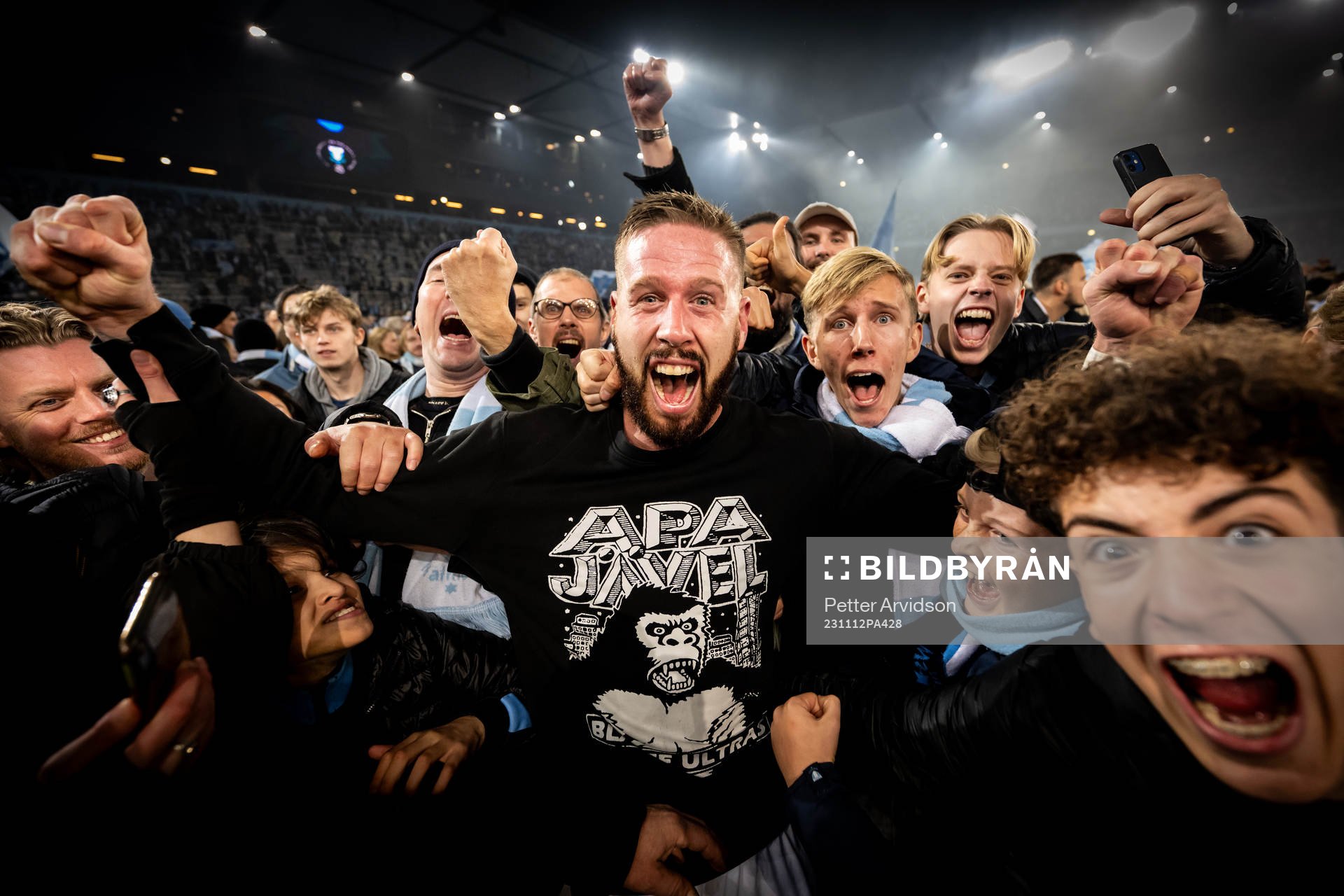 Malmö FFs Pontus Jansson och supportrar jublar över