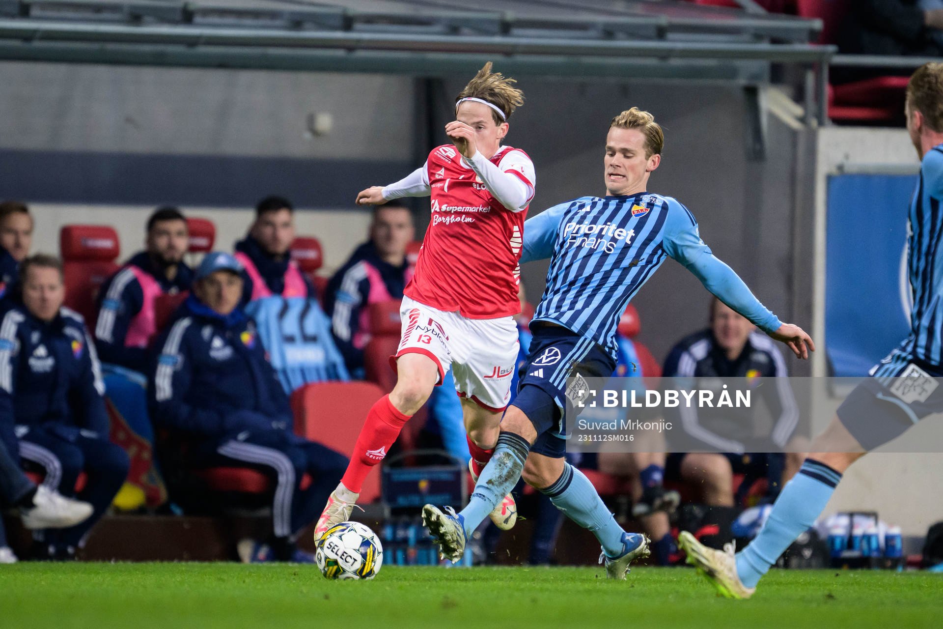 Kalmars Johan Karlsson och Djurgårdens Hampus Finndell under fotbollsmatchen i Allsvenskan mellan Kalmar och Djurgården den 12 november 2023 i Kalmar.