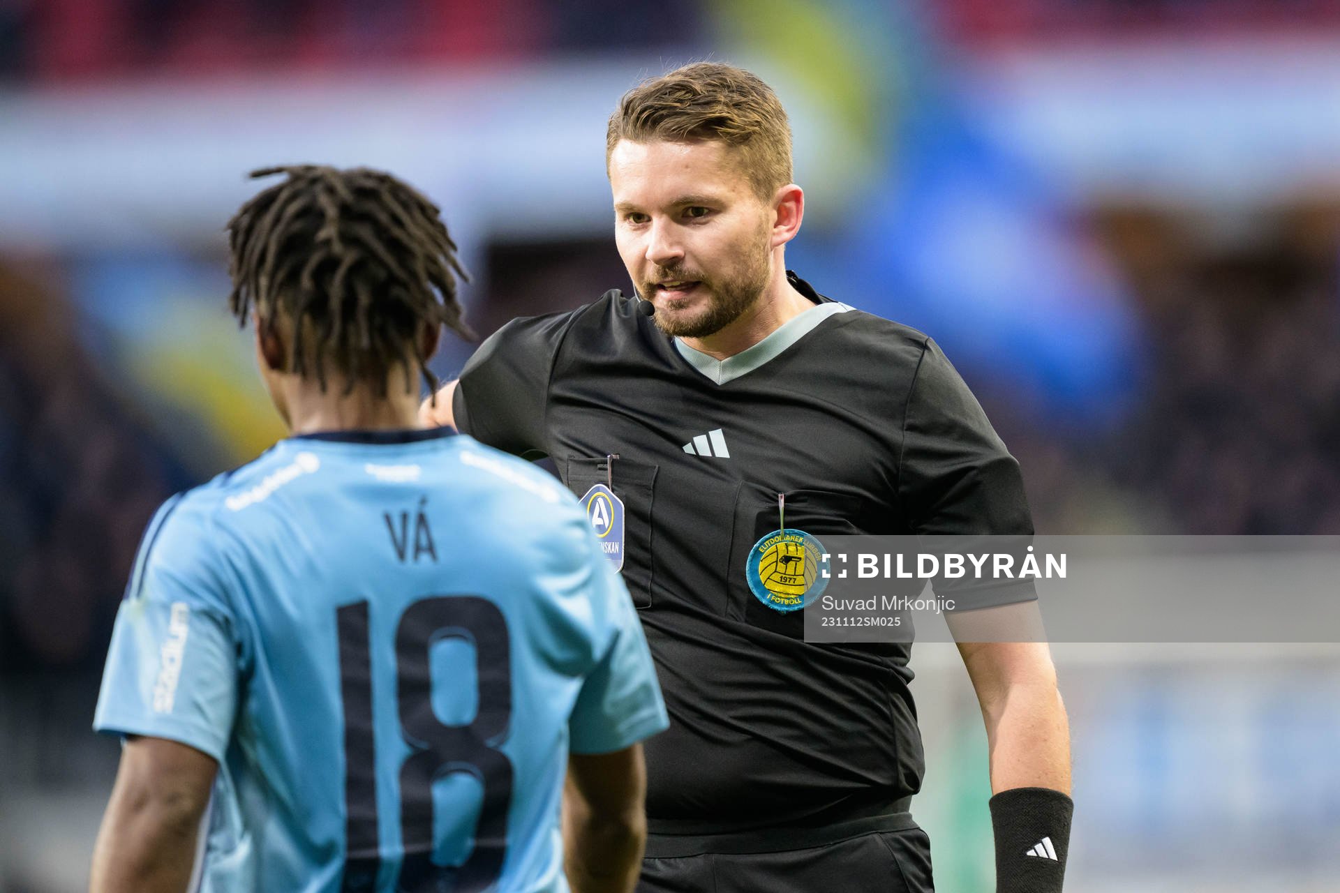 Domare Joakim Östling under fotbollsmatchen i Allsvenskan mellan Kalmar och Djurgården den 12 november 2023 i Kalmar. 