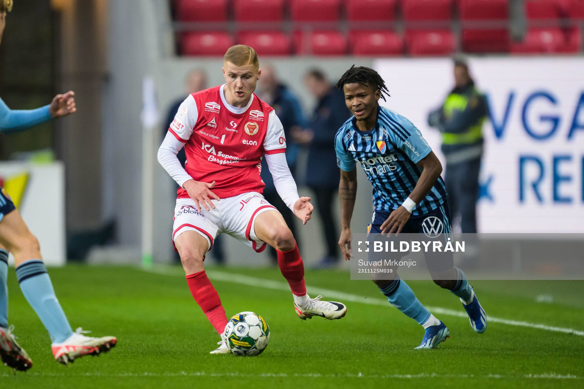 Kalmars David Kristjan Olafsson och Djurgårdens Felix Vá under fotbollsmatchen i Allsvenskan mellan Kalmar och Djurgården den 12 november 2023 i Kalmar.