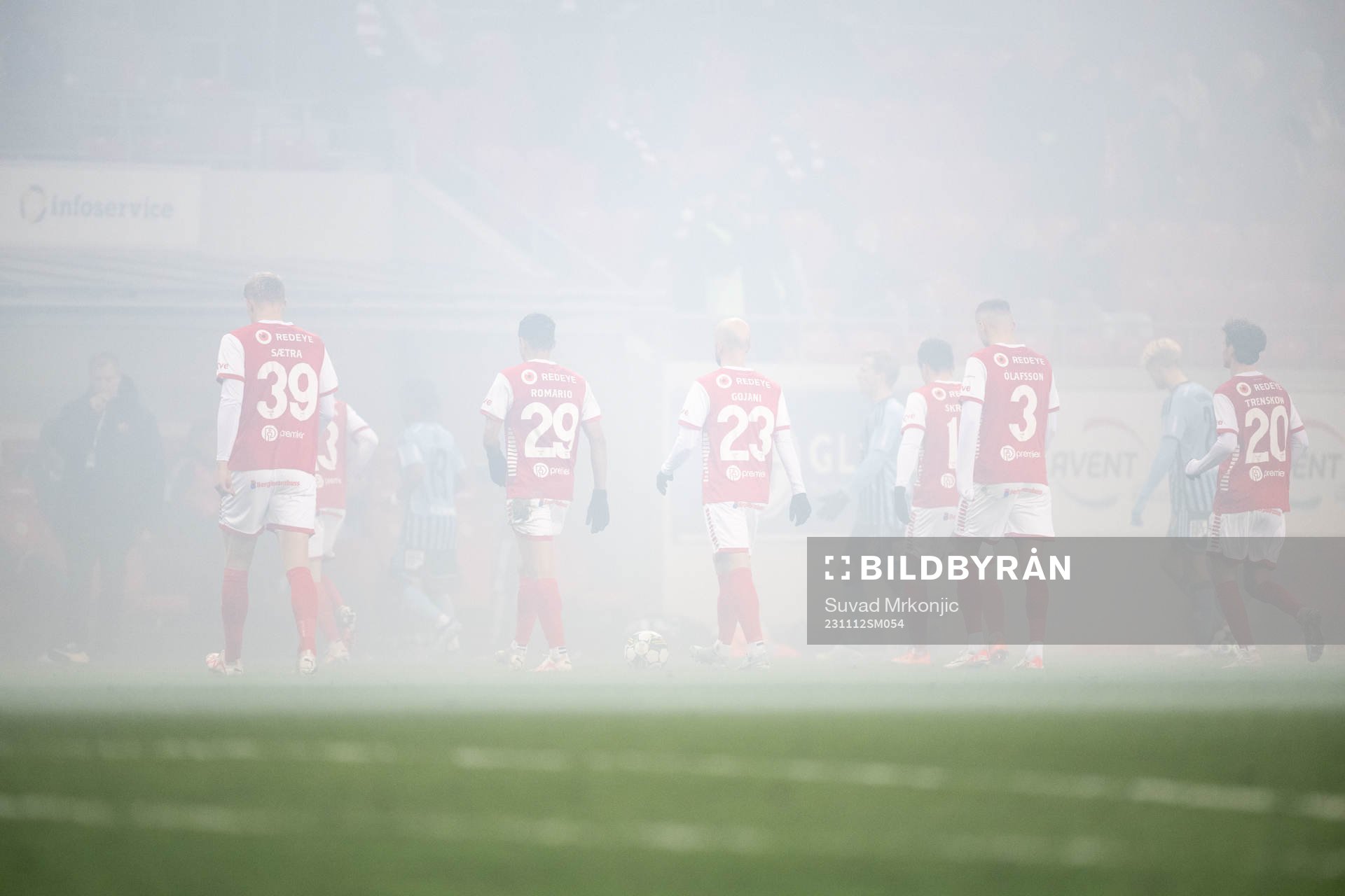 Kalmars spelare lämnar planen på grund av rök