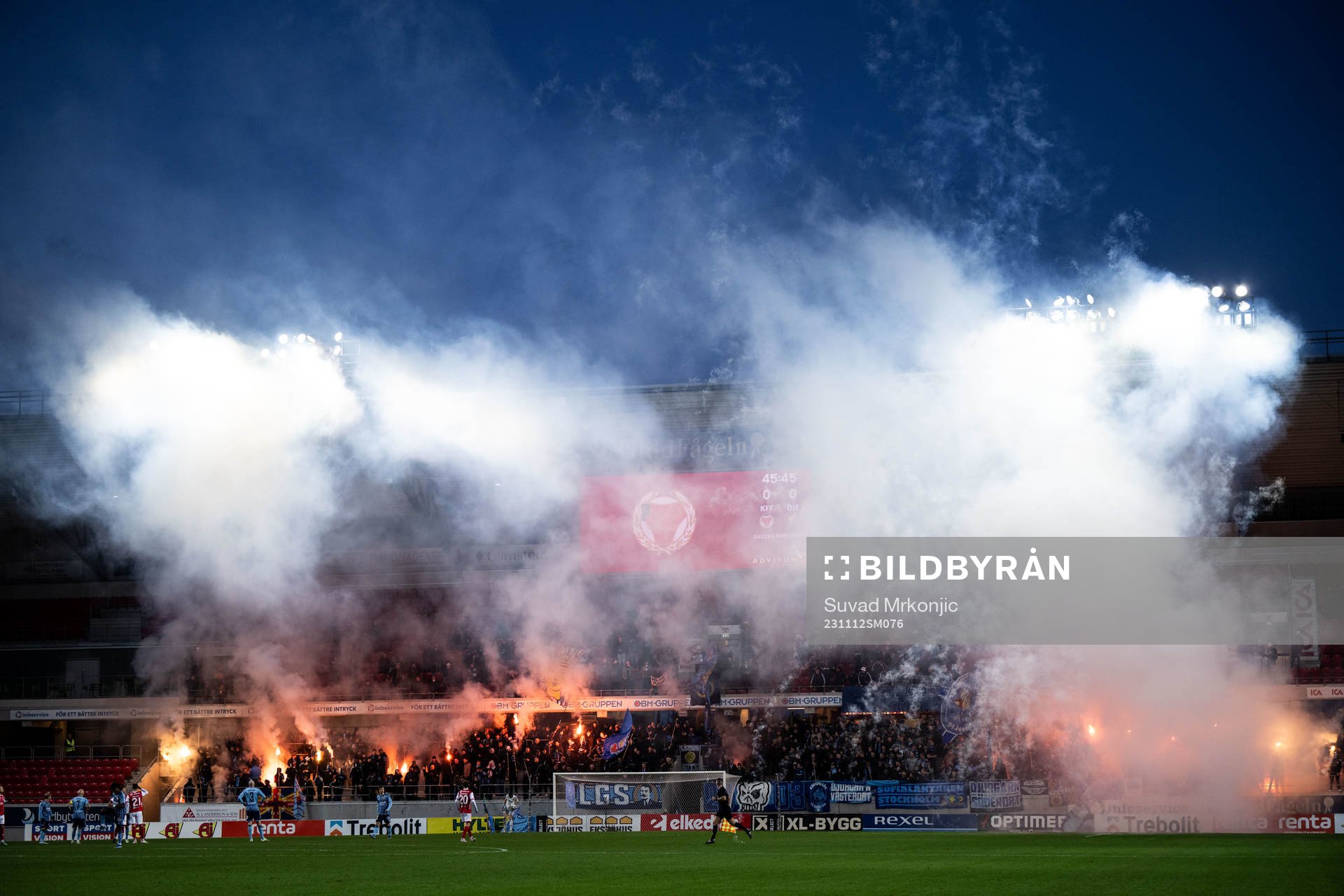Djurgårdens supportrar med pyroteknik