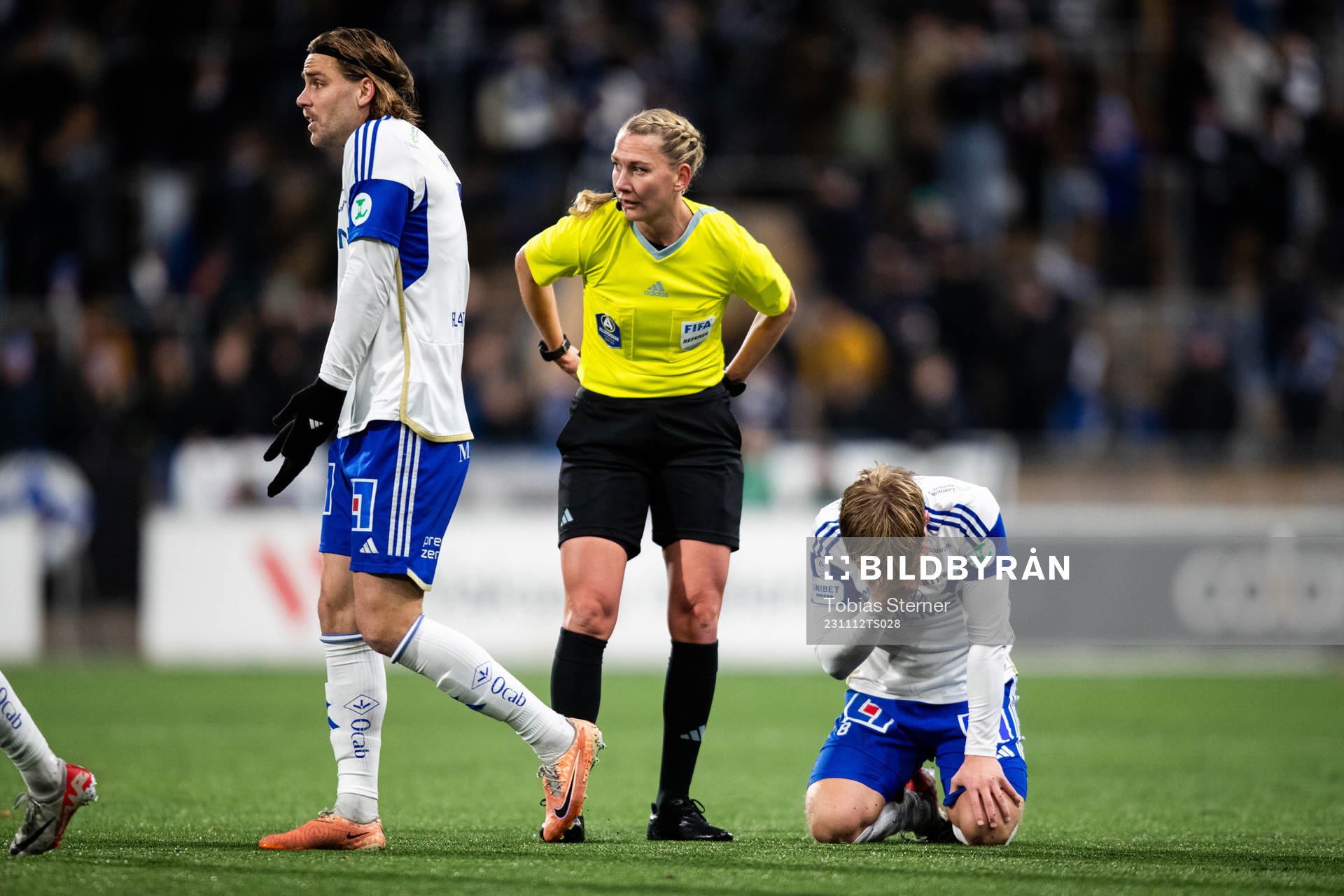 Domare Tess Olofsson och IFK Norrköpings Isak Andri