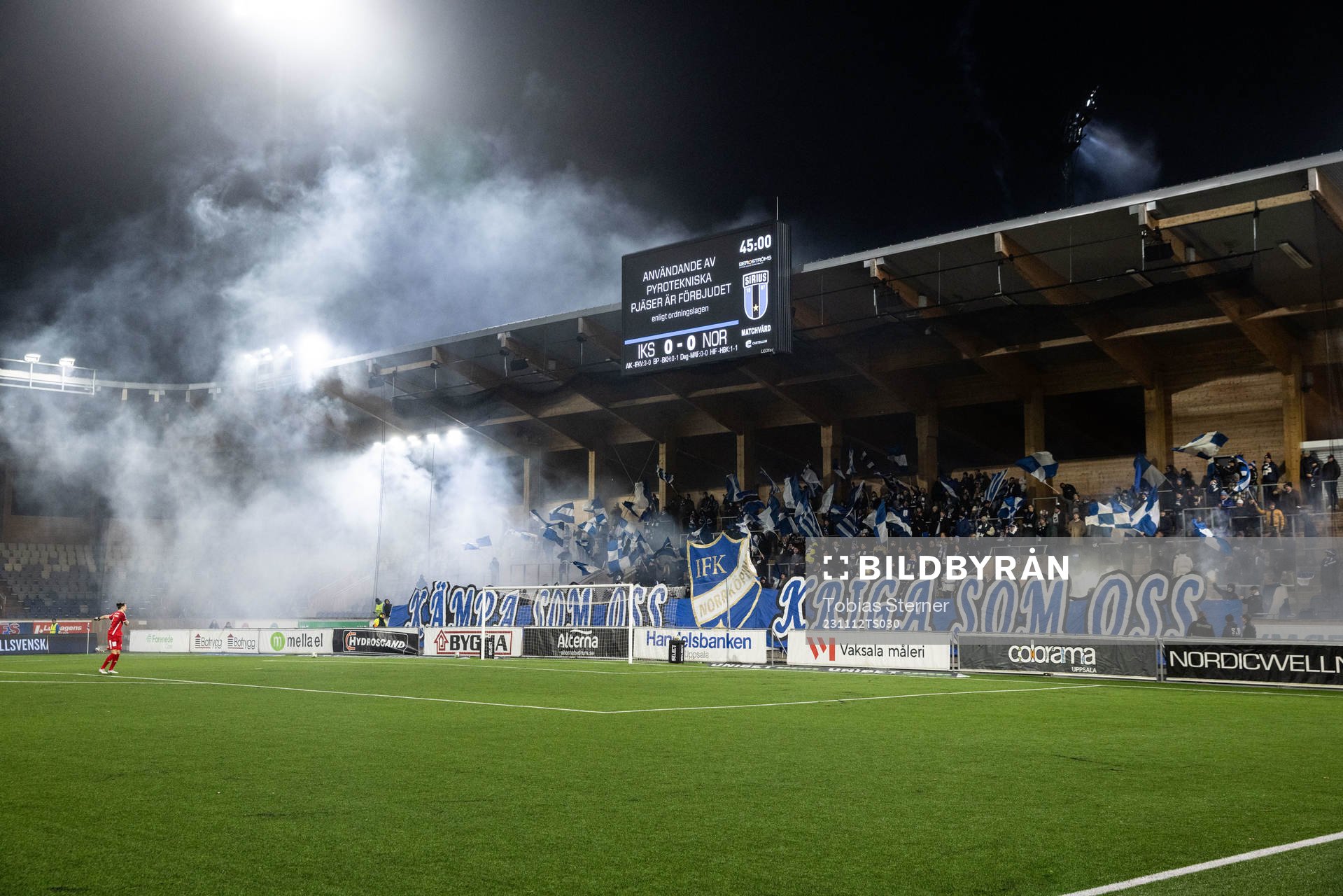 IFK Norrköpings supportrar med pyroteknik