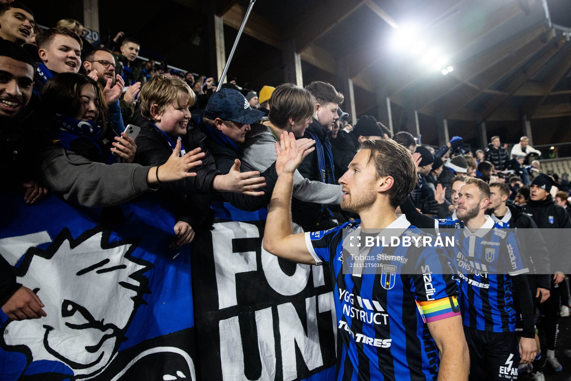 Sirius Daniel Stensson jublar med supportrar