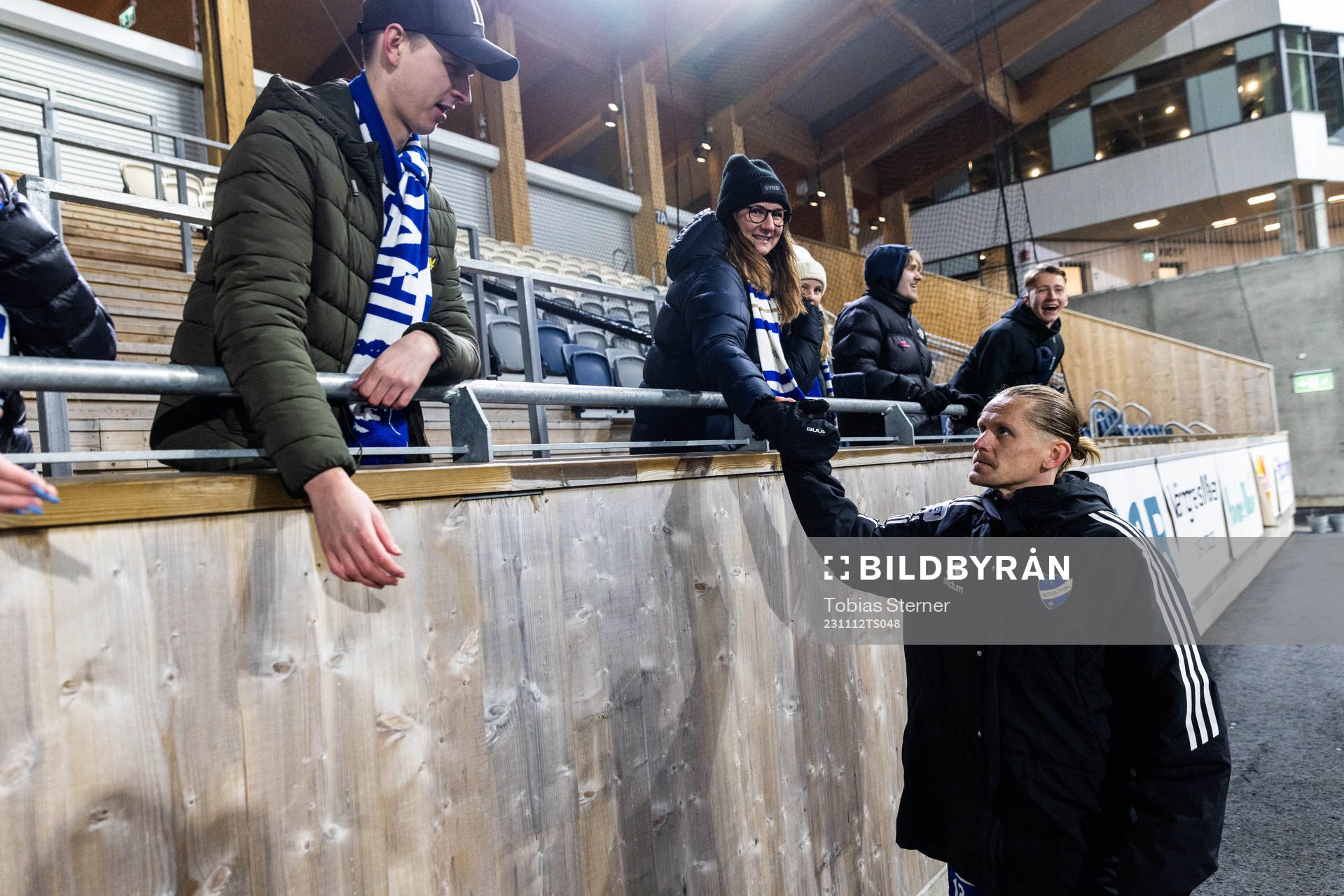 IFK Norrköpings Ari Freyr Skulason tackar publiken