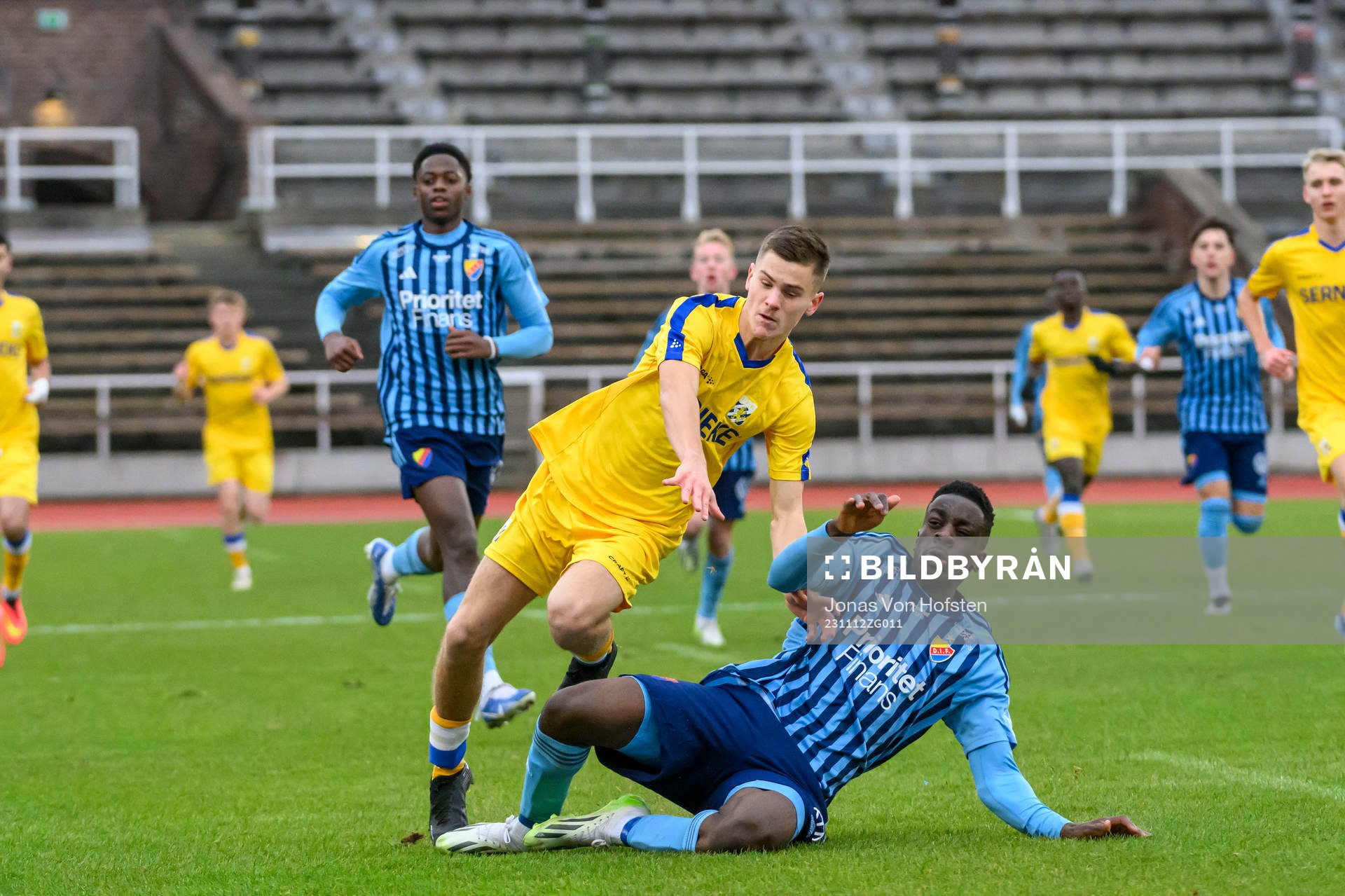 IFK Göteborgs Leo Radakovic och Djurgårdens Alieu Atlee Manneh under finalen i P17-allsvenskan mellan Djurgården och IFK Göteborg den 12 november 2023 i Stockholm.