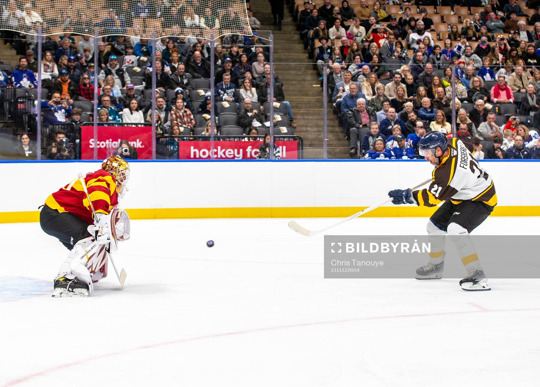 Henrik Lundqvist makes a save against Peter Forsberg