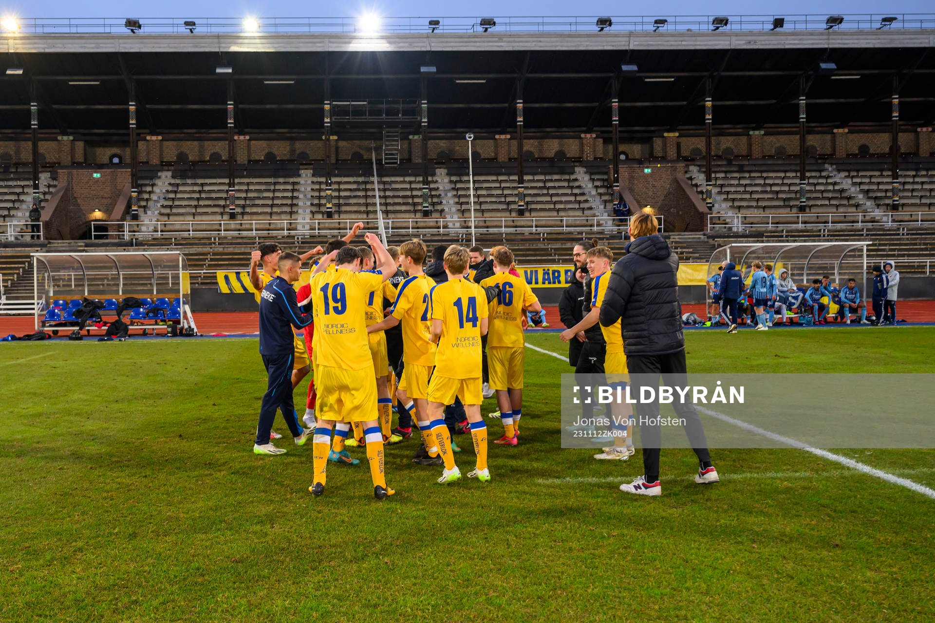 IFK Göteborg jublar efter finalen i P17-allsvenskan mellan Djurgården och IFK Göteborg den 12 november 2023 i Stockholm.