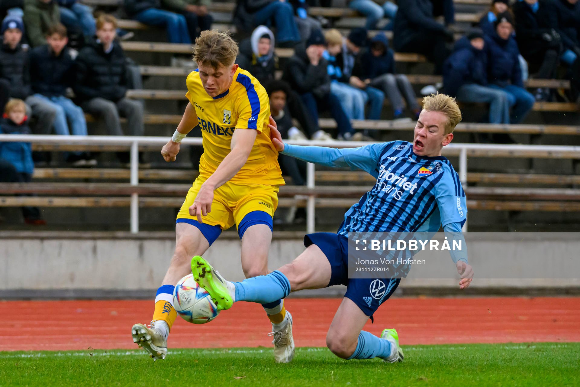 IFK Göteborgs Rasmus Nåfors Dahlin och Djurgårdens Carl Selfvén under finalen i P17-allsvenskan mellan Djurgården och IFK Göteborg den 12 november 2023 i Stockholm.