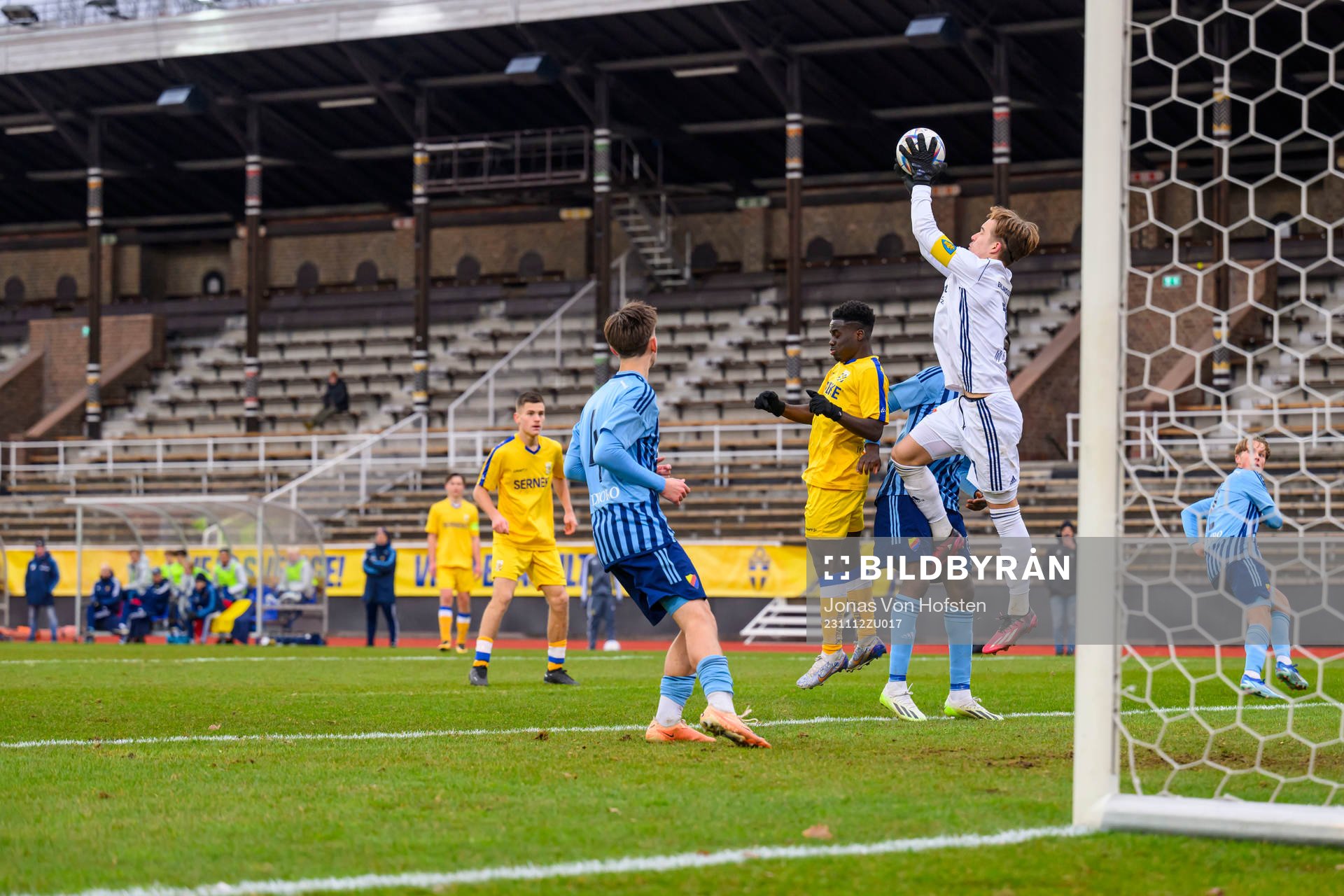 Djurgårdens målvakt Sixten Bringzén under finalen i P17-allsvenskan mellan Djurgården och IFK Göteborg den 12 november 2023 i Stockholm.