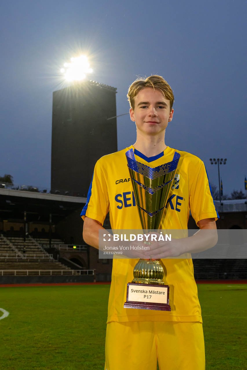 IFK Göteborg spelare jublar efter finalen i P17-allsvenskan mellan Djurgården och IFK Göteborg den 12 november 2023 i Stockholm.