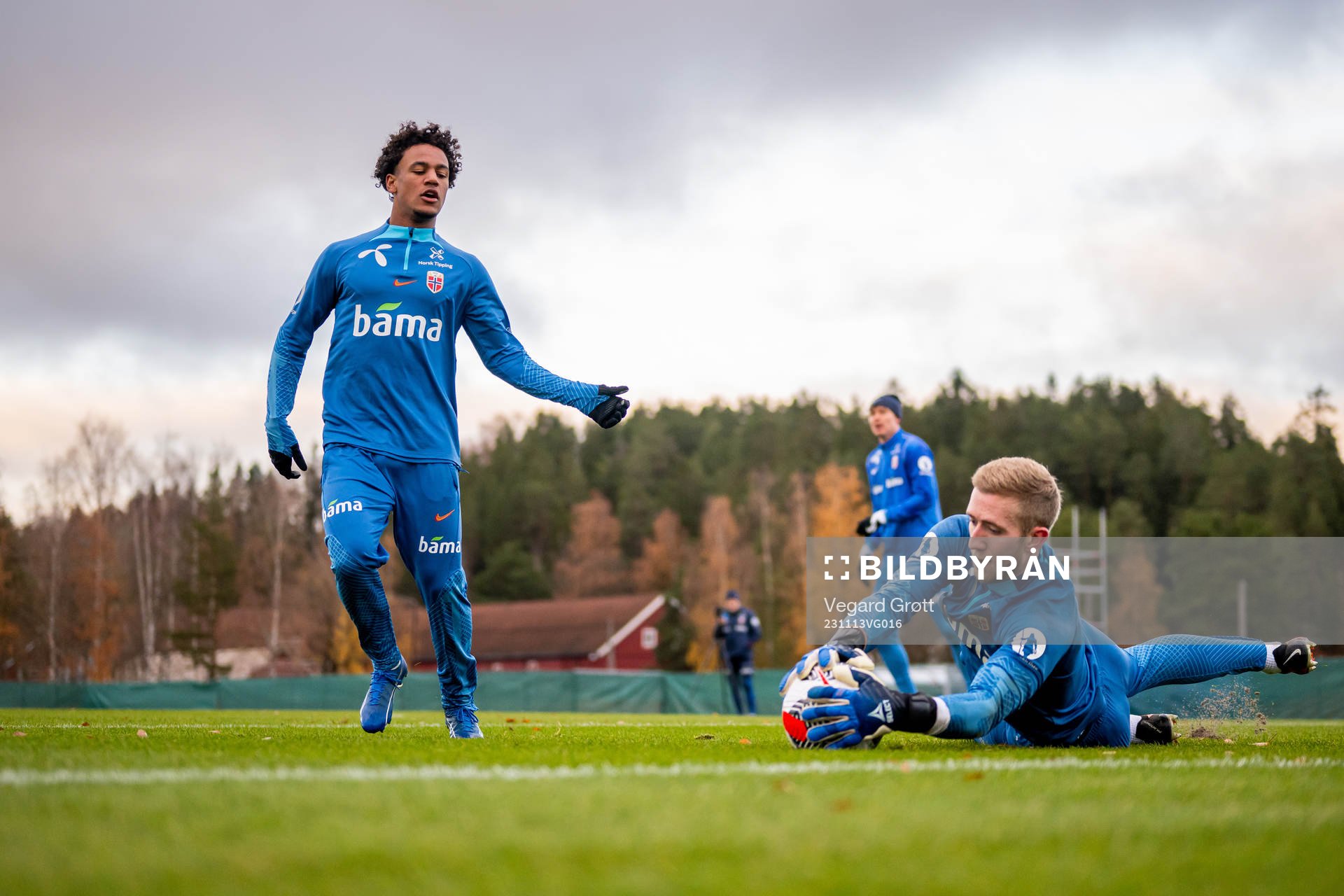 Oscar Bobb and goalkeeper Egil Selvik of the Norwegian national football team during a training session on November 13, 2023 in Lillestrøm. 