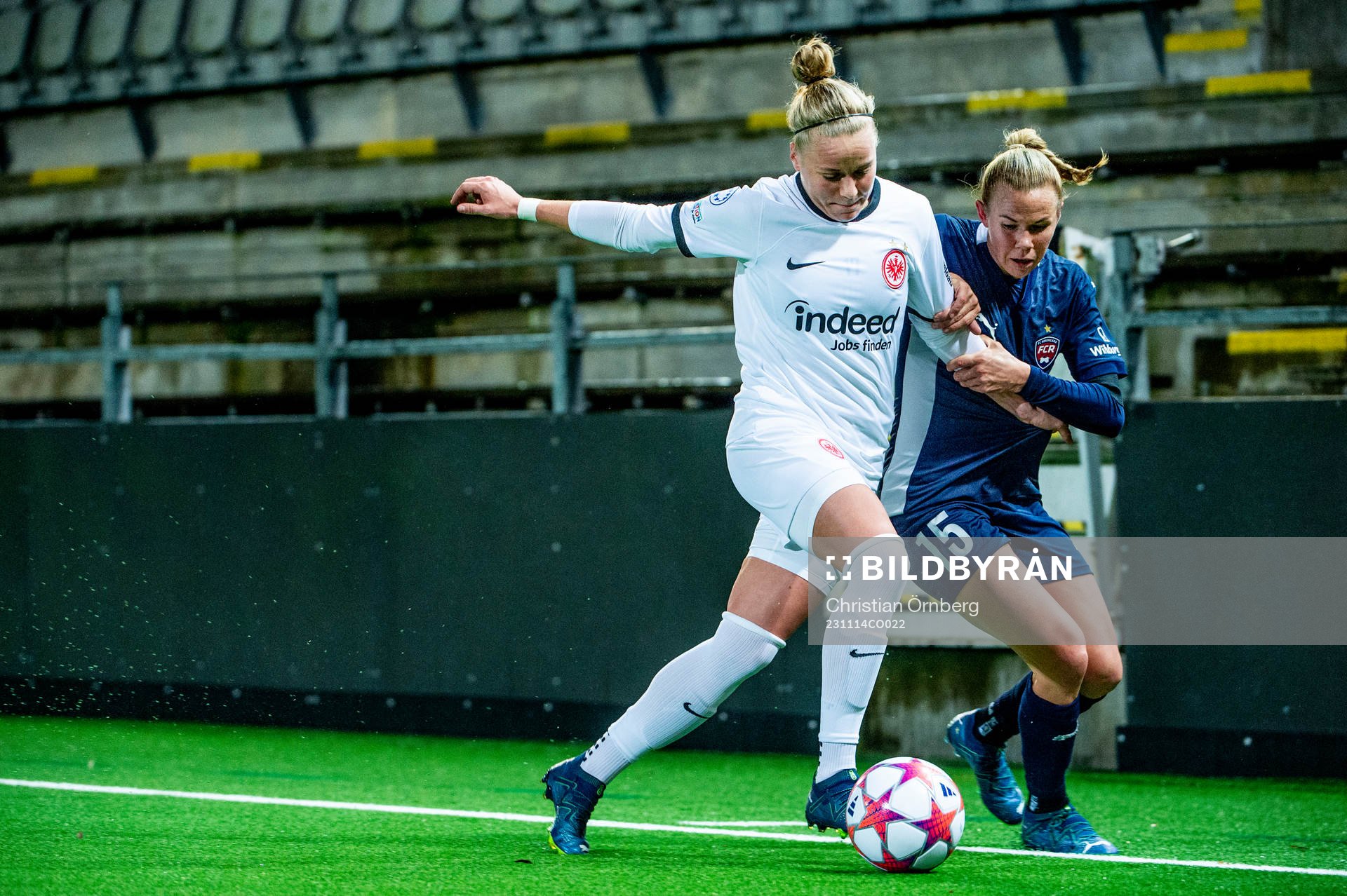 Pia-Sophie Wolter of Eintracht Frankfurt and Jessica Wik of