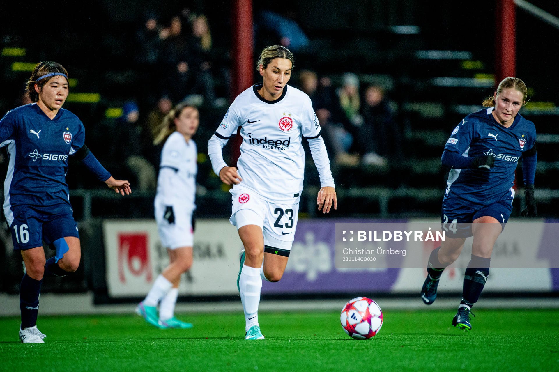 Sara Doorsoun of Eintracht Frankfurt and Mai Kadowaki and