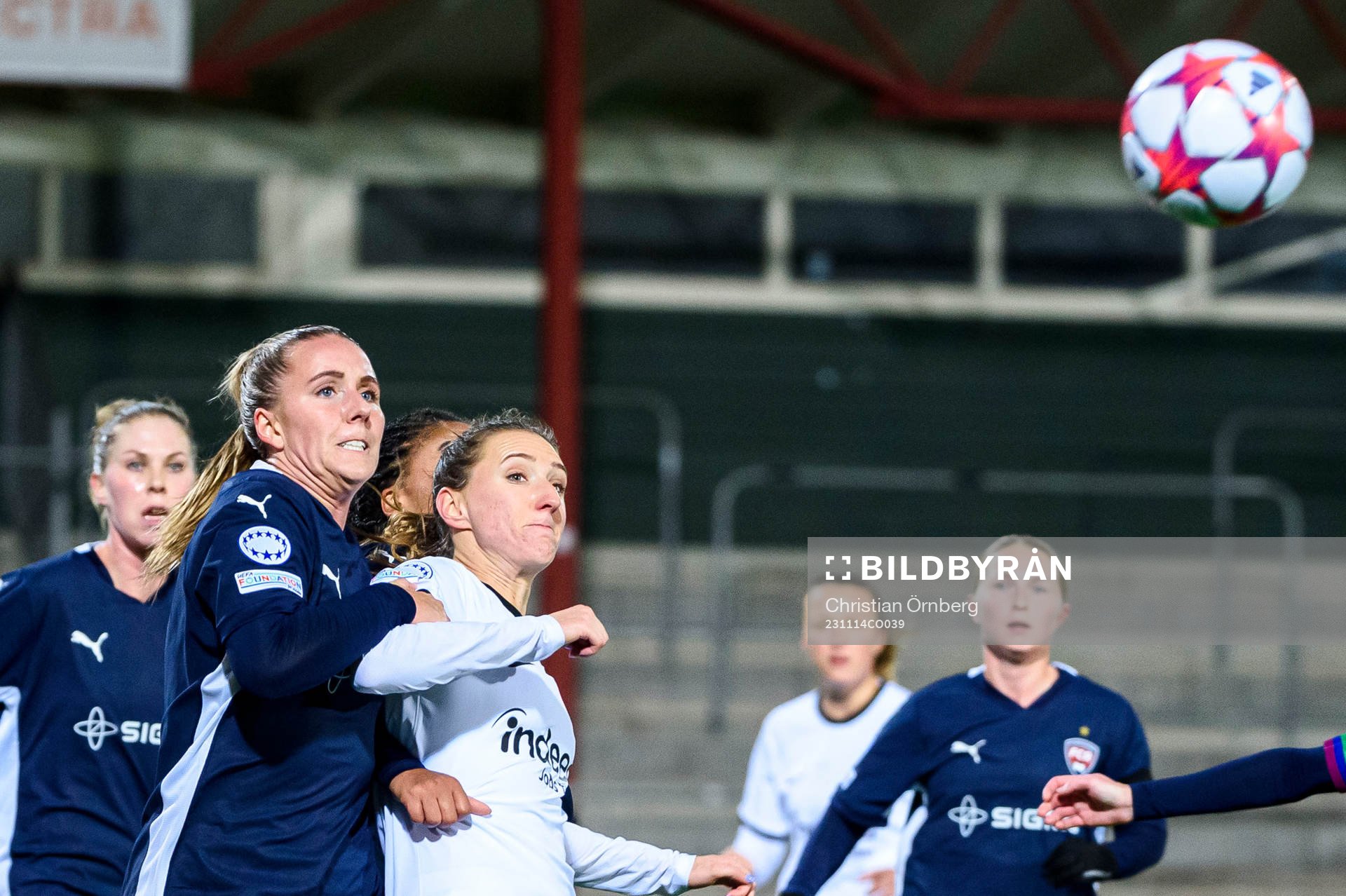Fiona Brown of FC Rosengård and Lara Prasnikar of Eintracht Frankfurt during the UEFA Women's Champions League football match between FC Rosengård and Eintracht Frankfurt on November 14, 2023 in Malmö.