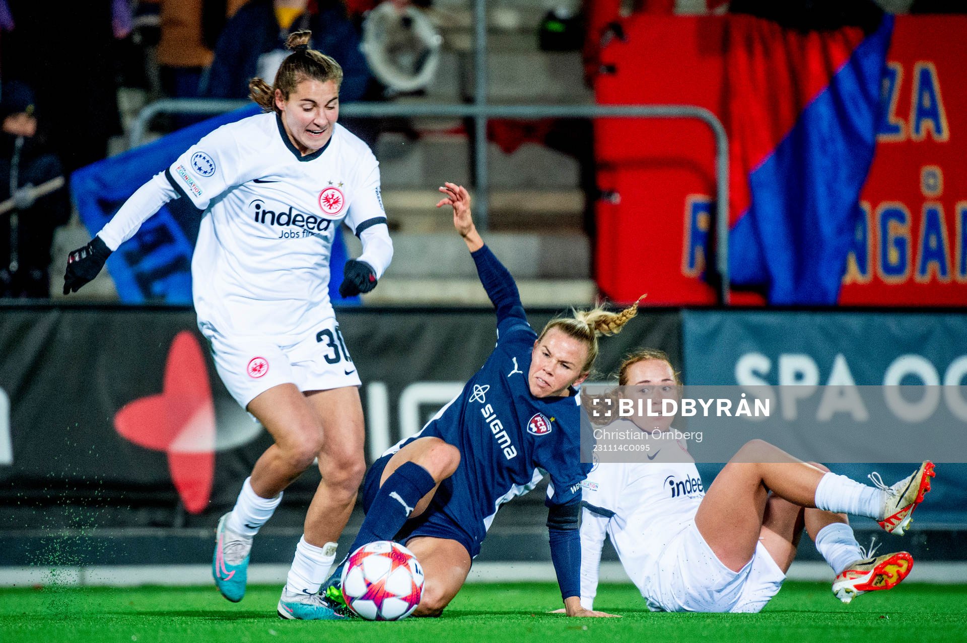Carlotta Wamser of Eintracht Frankfurt and Jessica Wik of