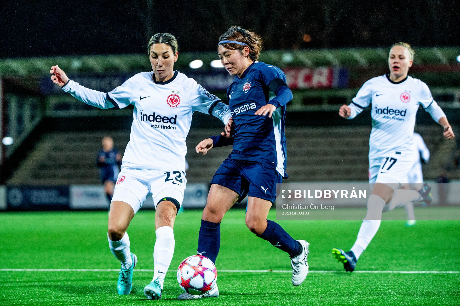 Sara Doorsoun of Eintracht Frankfurt and Mai Kadowaki of FC