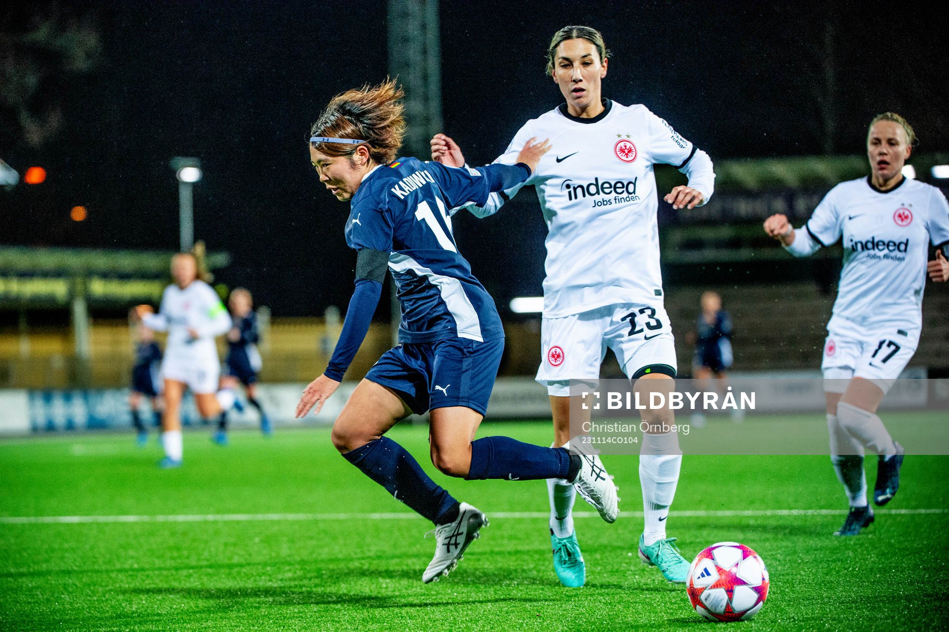 Sara Doorsoun of Eintracht Frankfurt and Mai Kadowaki of FC