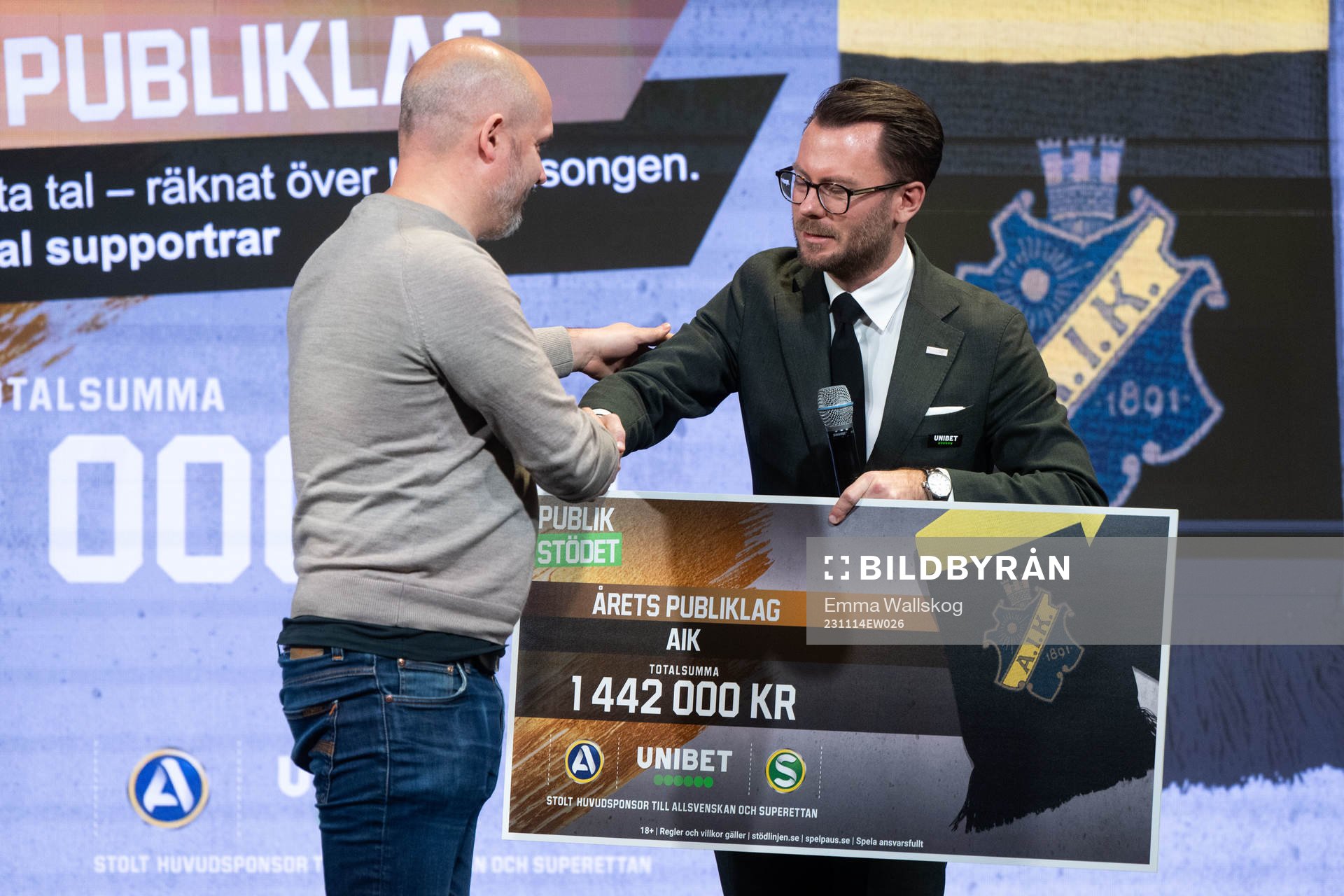 Fredrik Söderberg, VD & klubbdirektör AIK Fotboll, tar emot pris för för Årets Publiklag av Anders Falk, Sponsorchef Unibet Sverige, under Allsvenskans Stora Pris den 14 november 2023 i Stockholm.