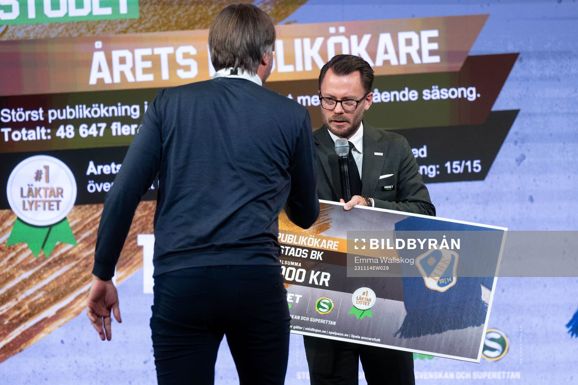 Peter Åberg, Föreningsadministratör Halmstad BK, tar emot pris för för Årets Publikökare av Anders Falk, Sponsorchef Unibet Sverige, under Allsvenskans Stora Pris den 14 november 2023 i Stockholm. 