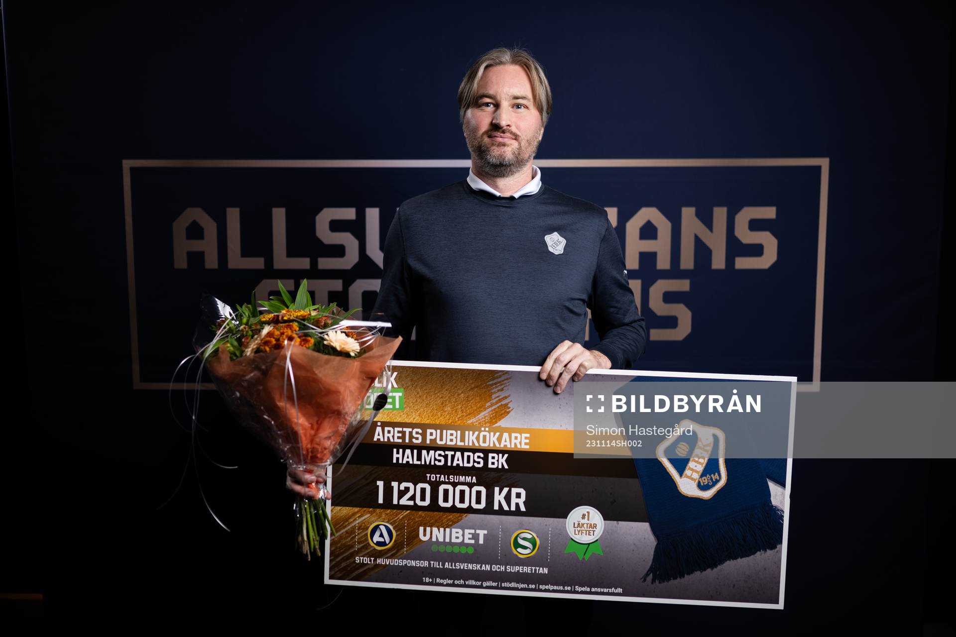 Peter Åberg, Föreningsadministratör Halmstad BK, poserar för porträtt med priset för Årets Publikökare under Allsvenskans Stora Pris den 14 november 2023 i Stockholm.
