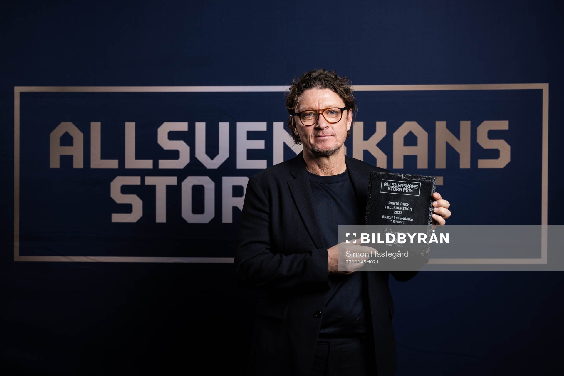 Klubbchef Elfsborg Stefan Andreasson poserar för porträtt med priset för Årets back som tilldelades Gustaf Lagerbielke, IF Elfsborg, under Allsvenskans Stora Pris den 14 november 2023 i Stockholm.