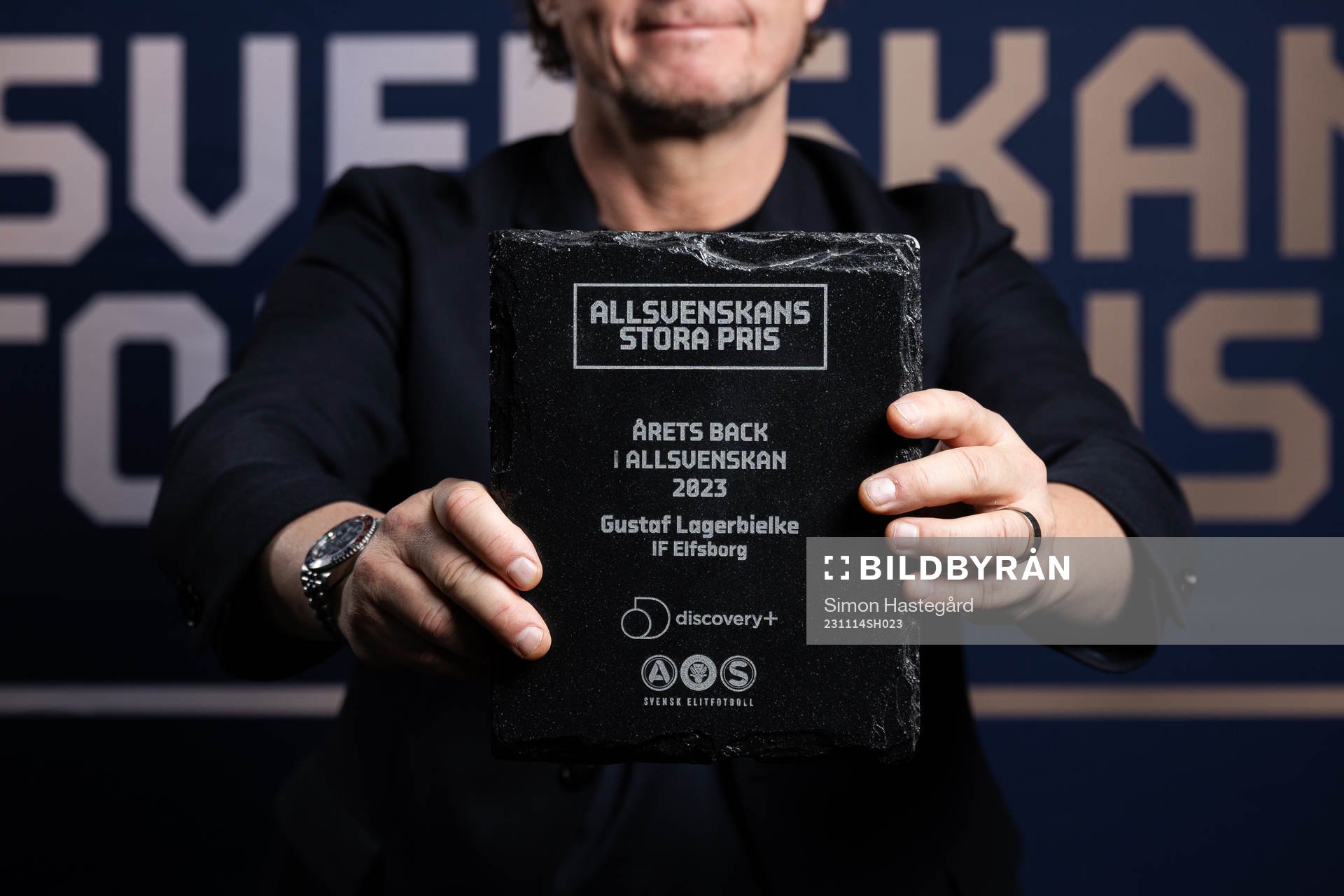 Klubbchef Elfsborg Stefan Andreasson poserar för porträtt med priset för Årets back som tilldelades Gustaf Lagerbielke, IF Elfsborg, under Allsvenskans Stora Pris den 14 november 2023 i Stockholm.