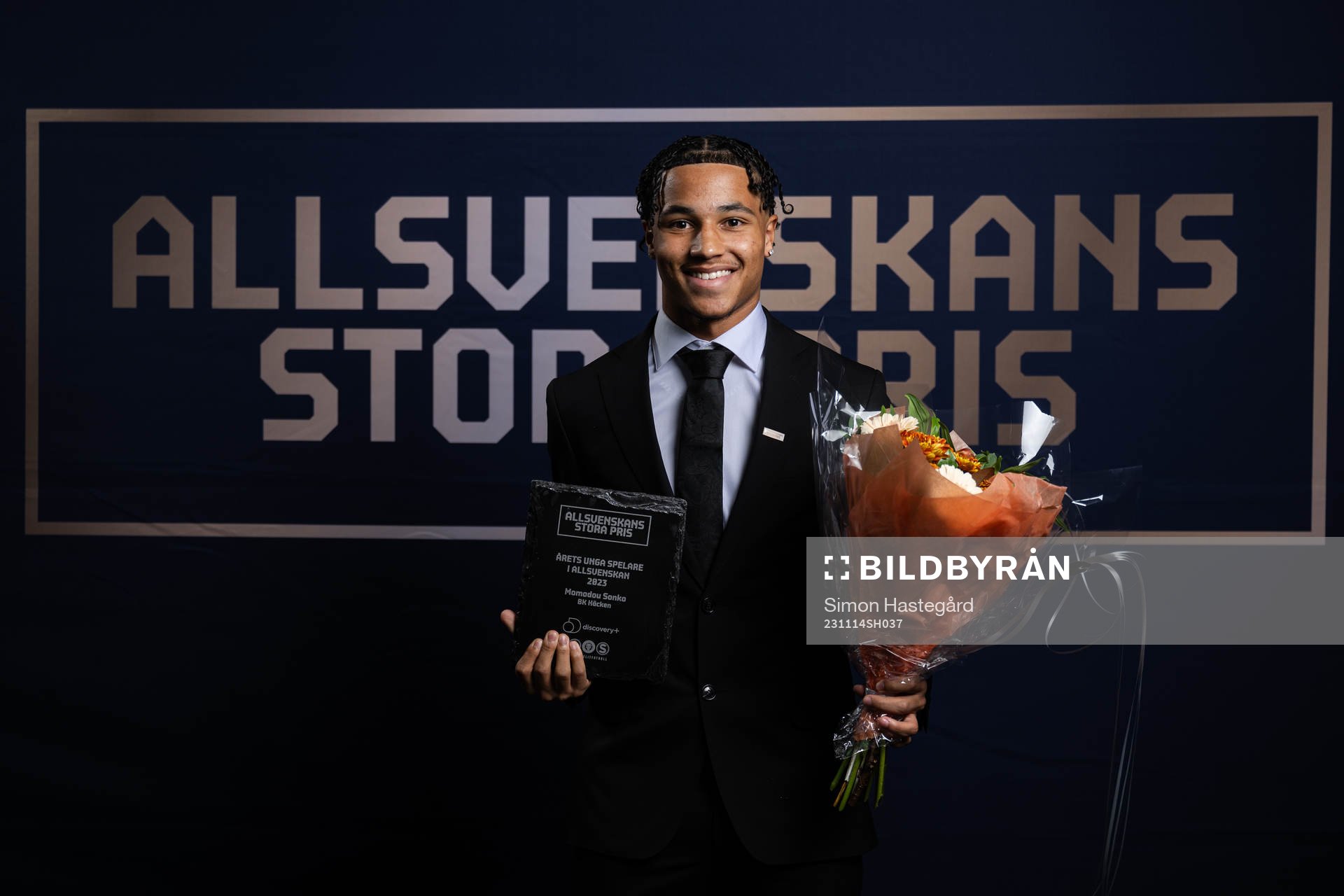 Momodou Sonko, BK Häcken, poserar för porträtt med priset för Årets Unga spelare 2023 under Allsvenskans Stora Pris den 14 november 2023 i Stockholm.