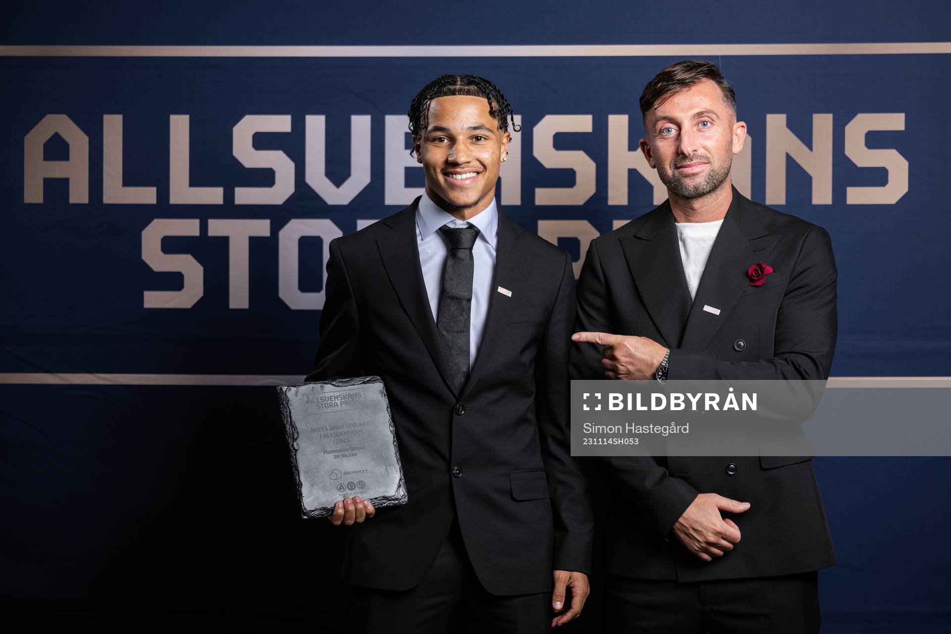Momodou Sonko, BK Häcken, poserar för porträtt med priset för Årets Unga spelare 2023 under Allsvenskans Stora Pris den 14 november 2023 i Stockholm.
