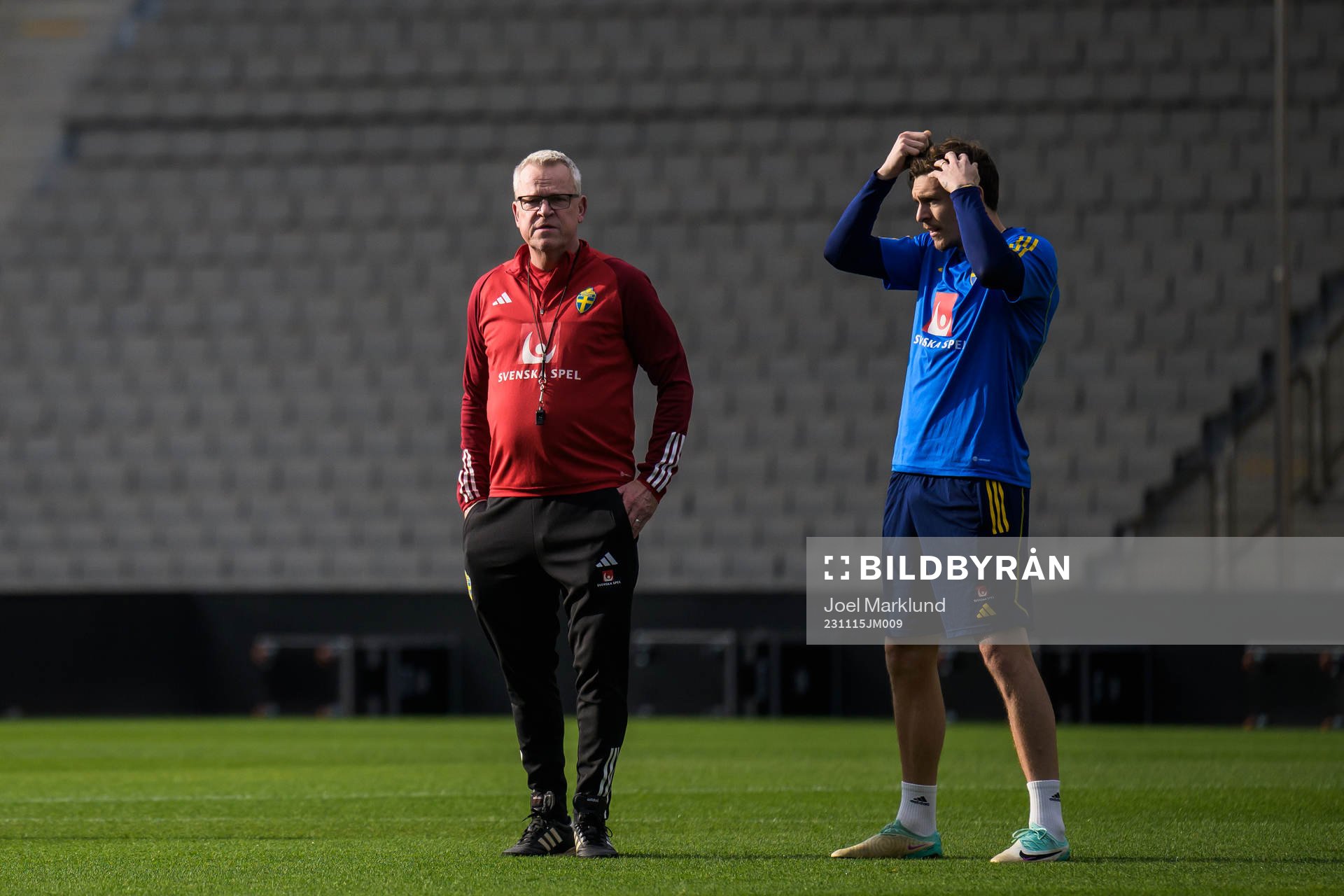 Head coach Janne Andersson and Victor Nilsson Lindelöf of