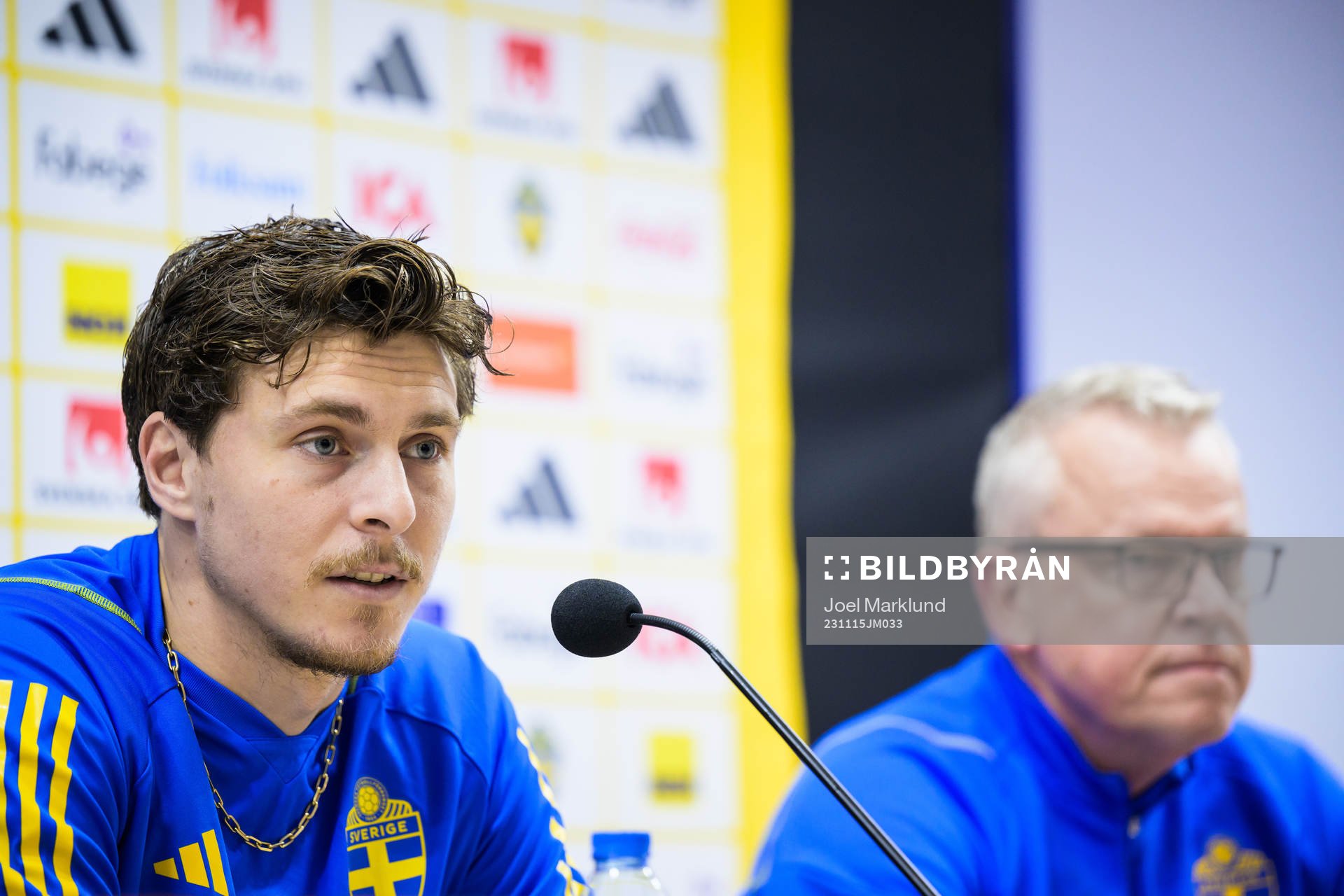 Victor Nilsson Lindelöf and head coach Janne Andersson of the Swedish national football team during a press conference on November 15, 2023 in Baku.
