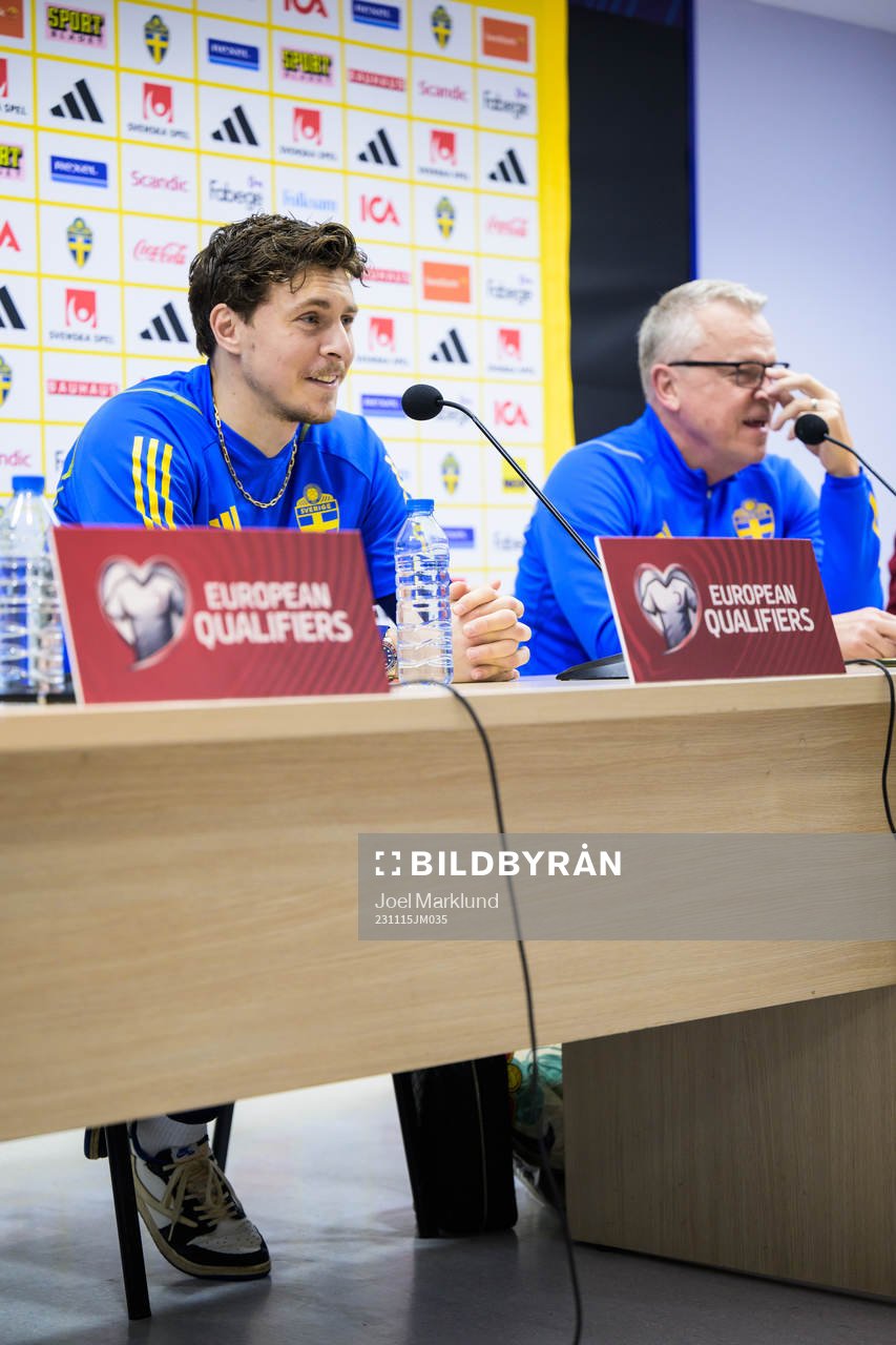 Victor Nilsson Lindelöf and head coach Janne Andersson of the Swedish national football team during a press conference on November 15, 2023 in Baku.