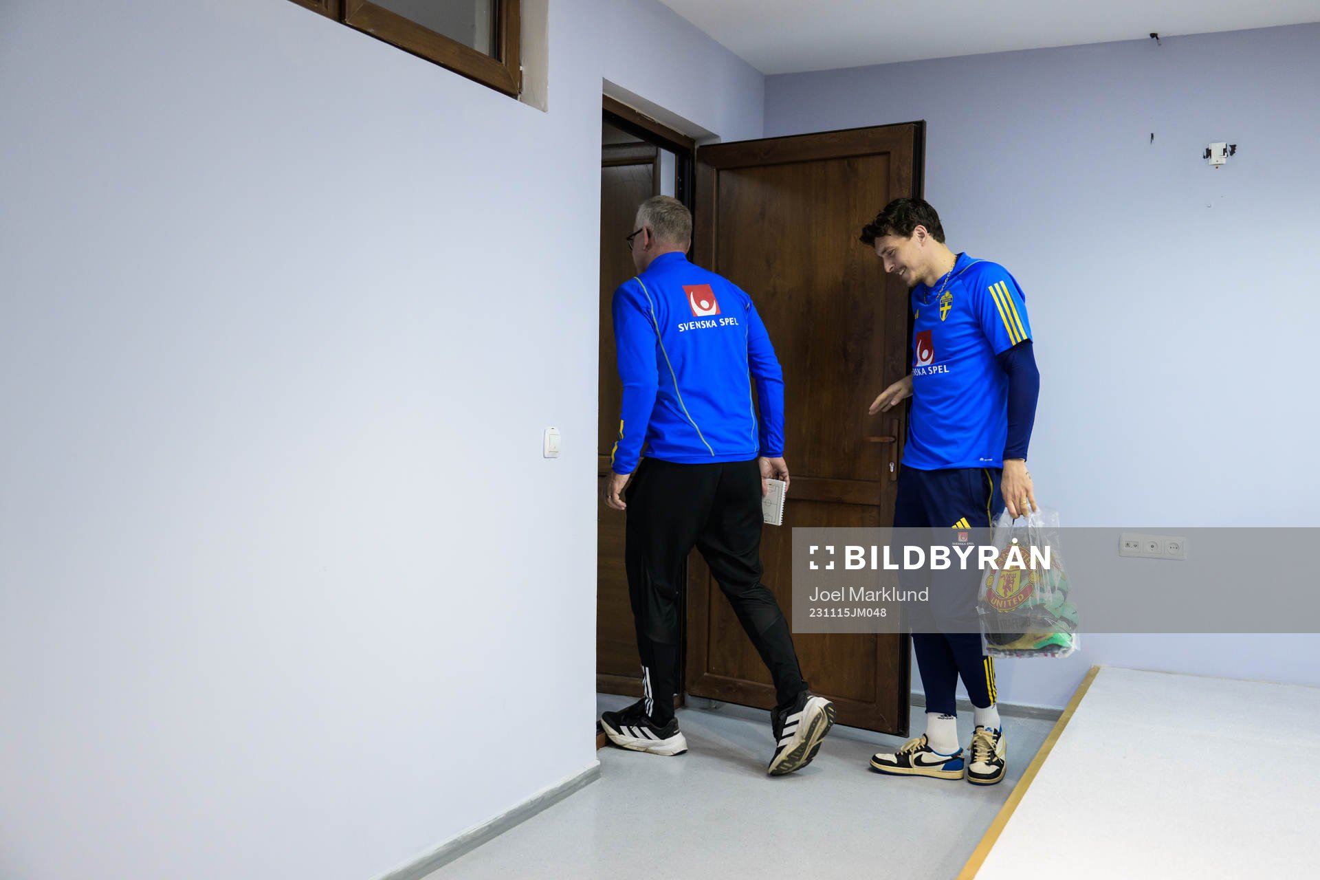 Head coach Janne Andersson and Victor Nilsson Lindelöf of