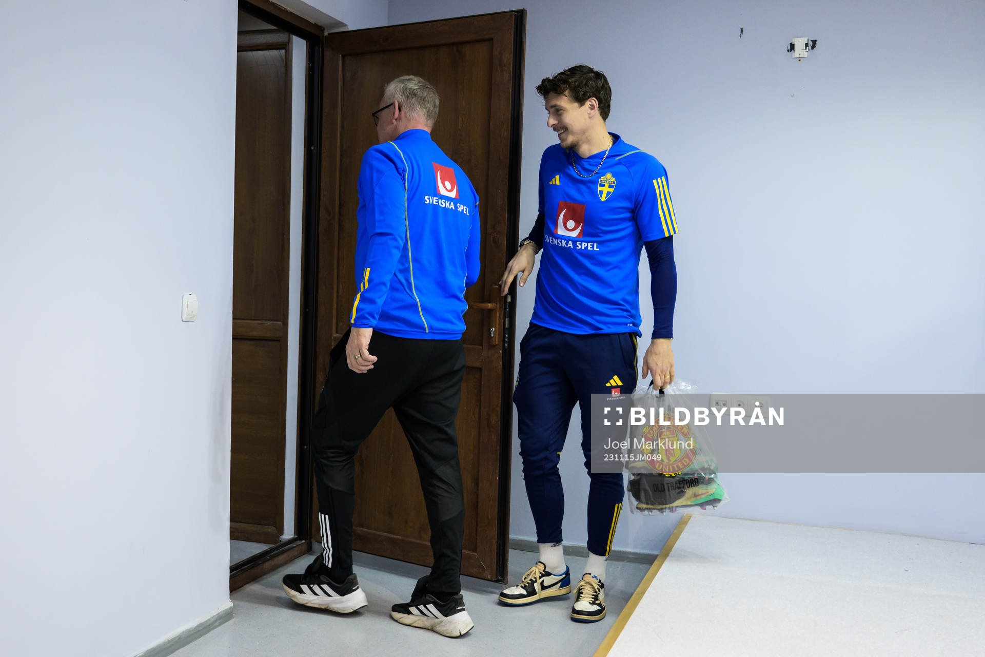 Head coach Janne Andersson and Victor Nilsson Lindelöf of