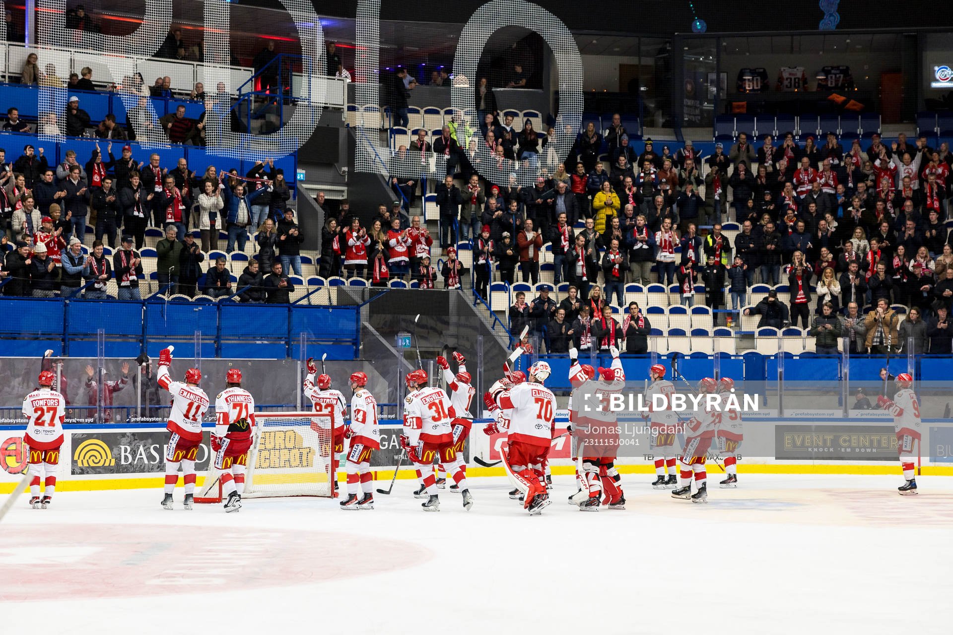 Troja/Ljungbys spelare jublar med supportrar