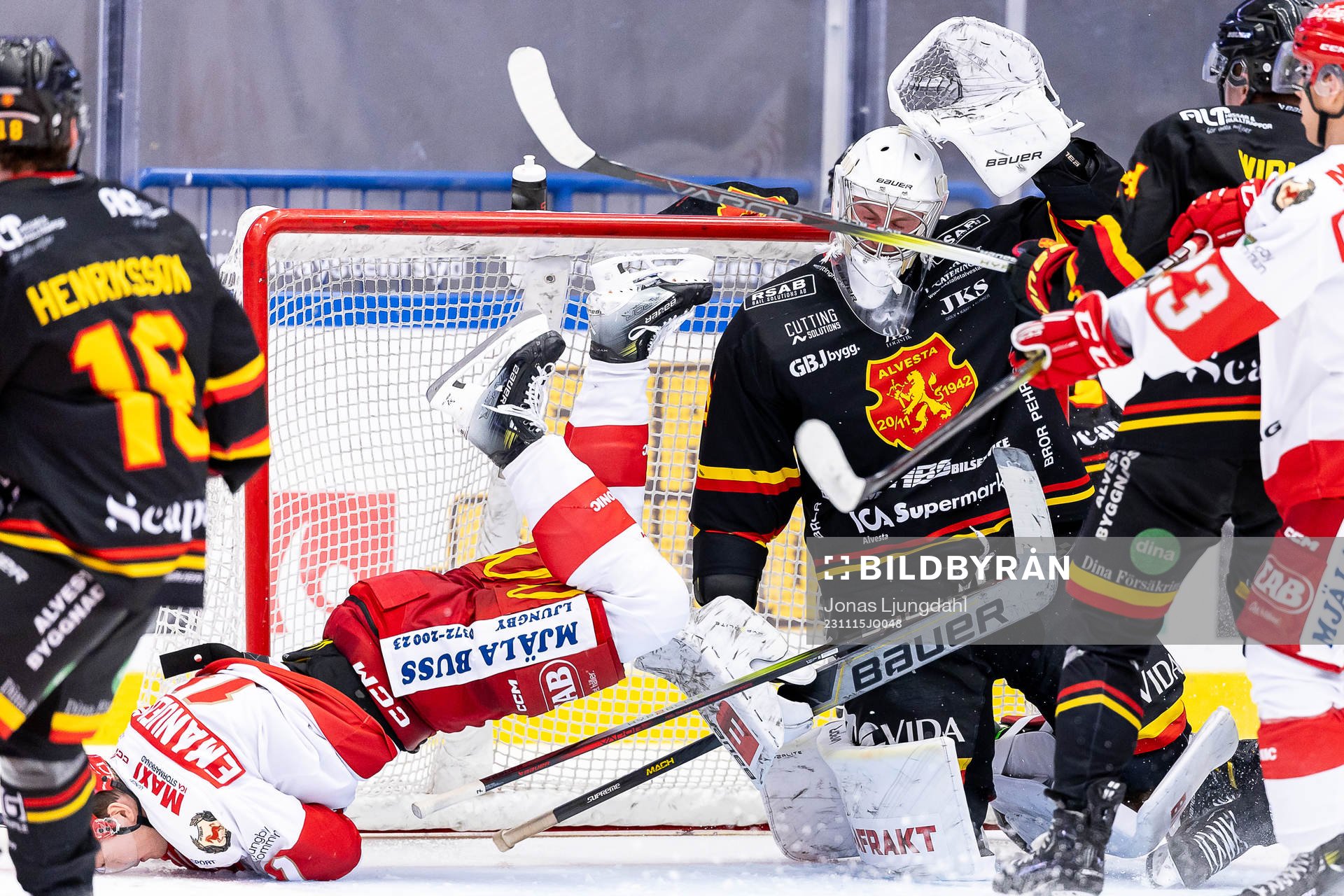 Troja/Ljungbys Jesper Emanuelsson och Alvestas målvakt