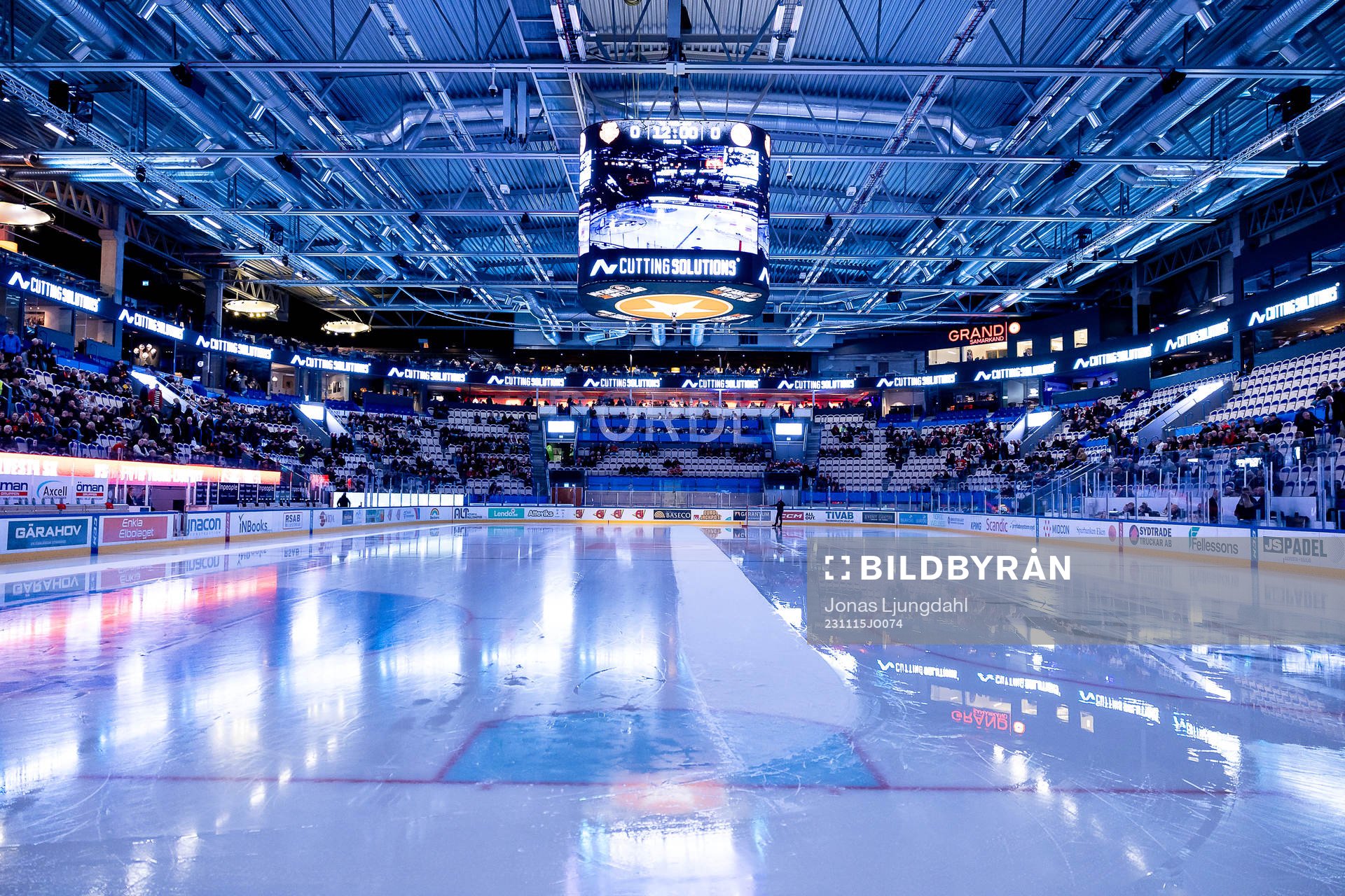Interiör vy från vida arena före ishockeymatchen i