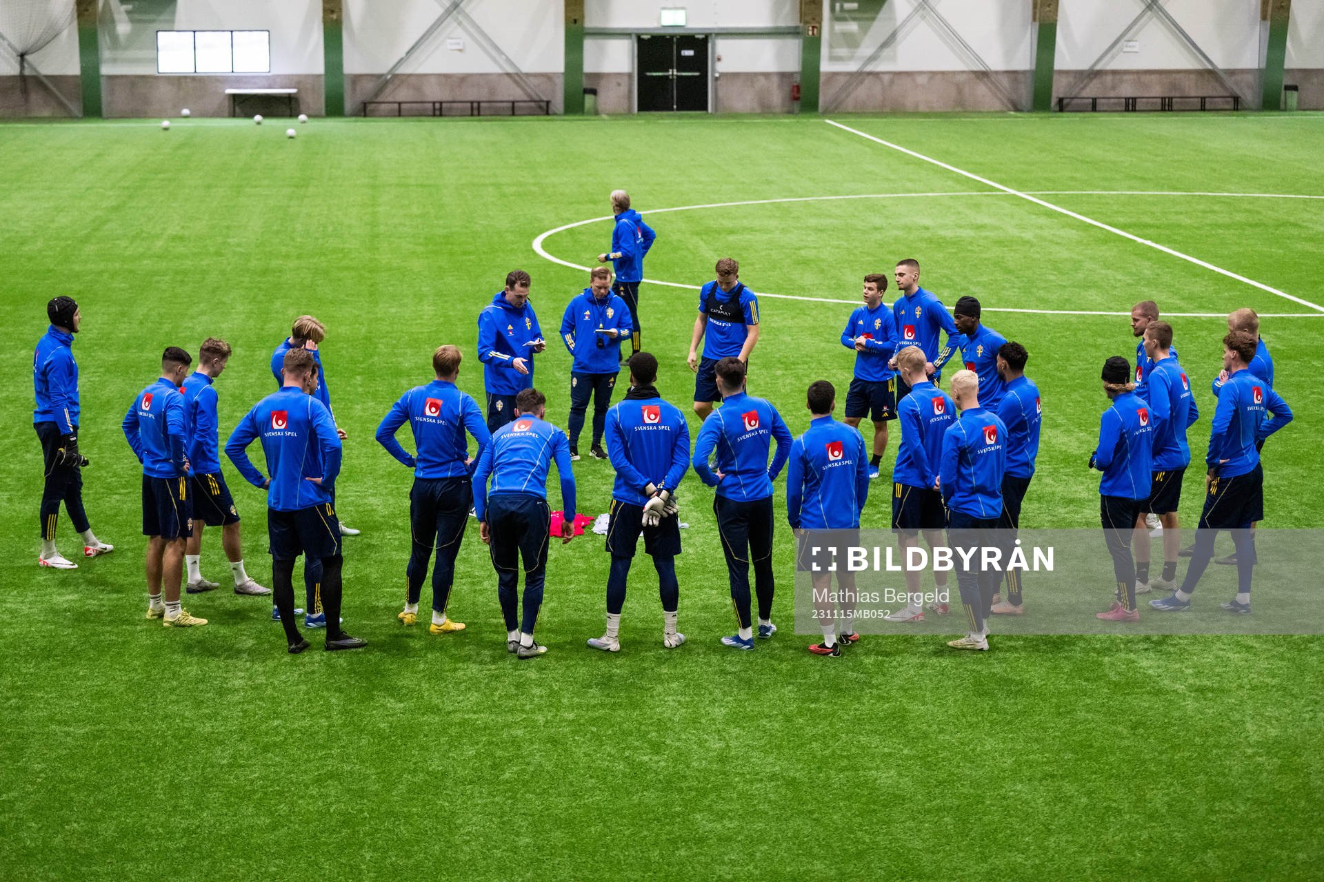Förbundskapten Daniel Bäckström instruerar spelarna