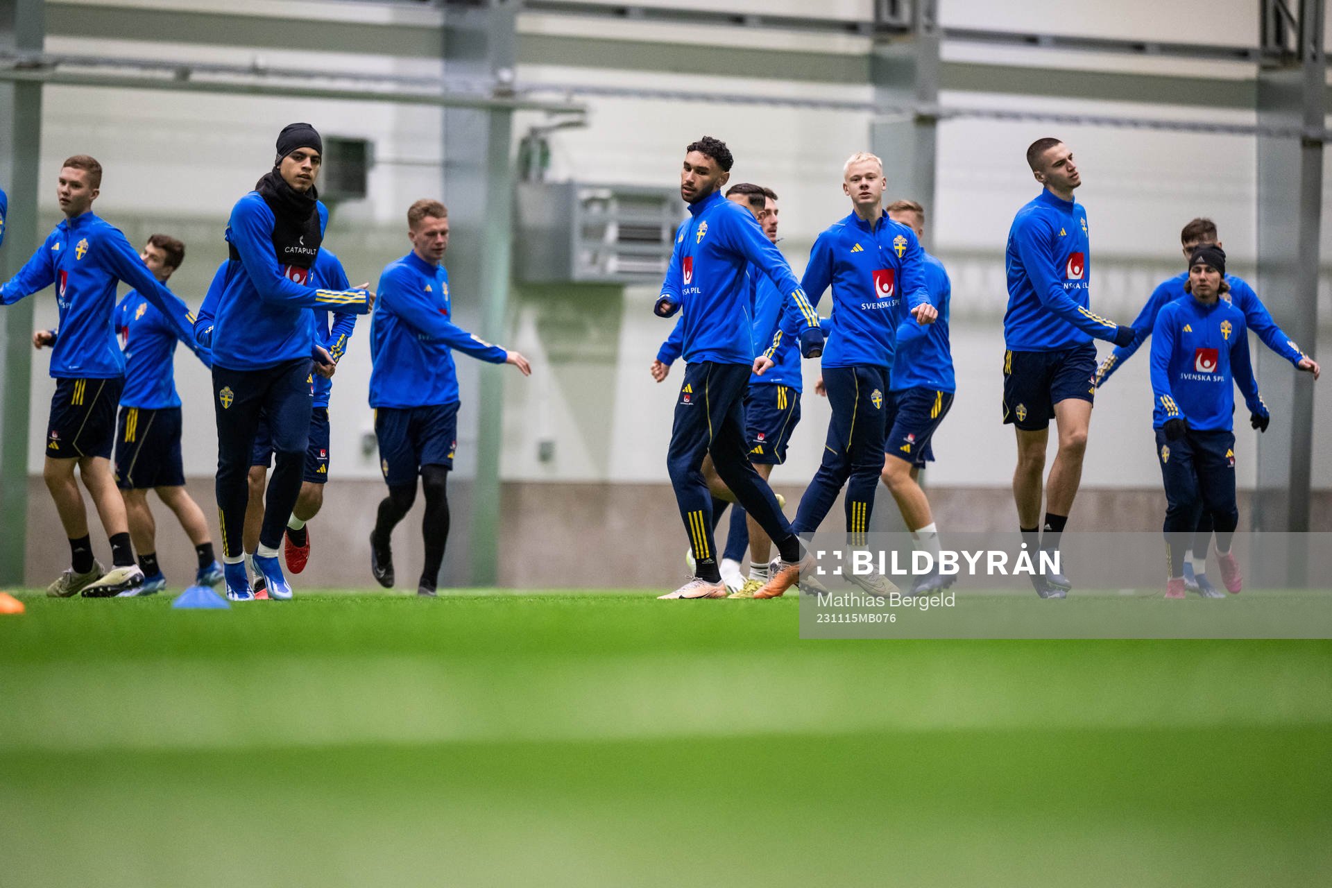 Yasin Ayari, Joakim Persson och Otto Rosengren  värmer upp