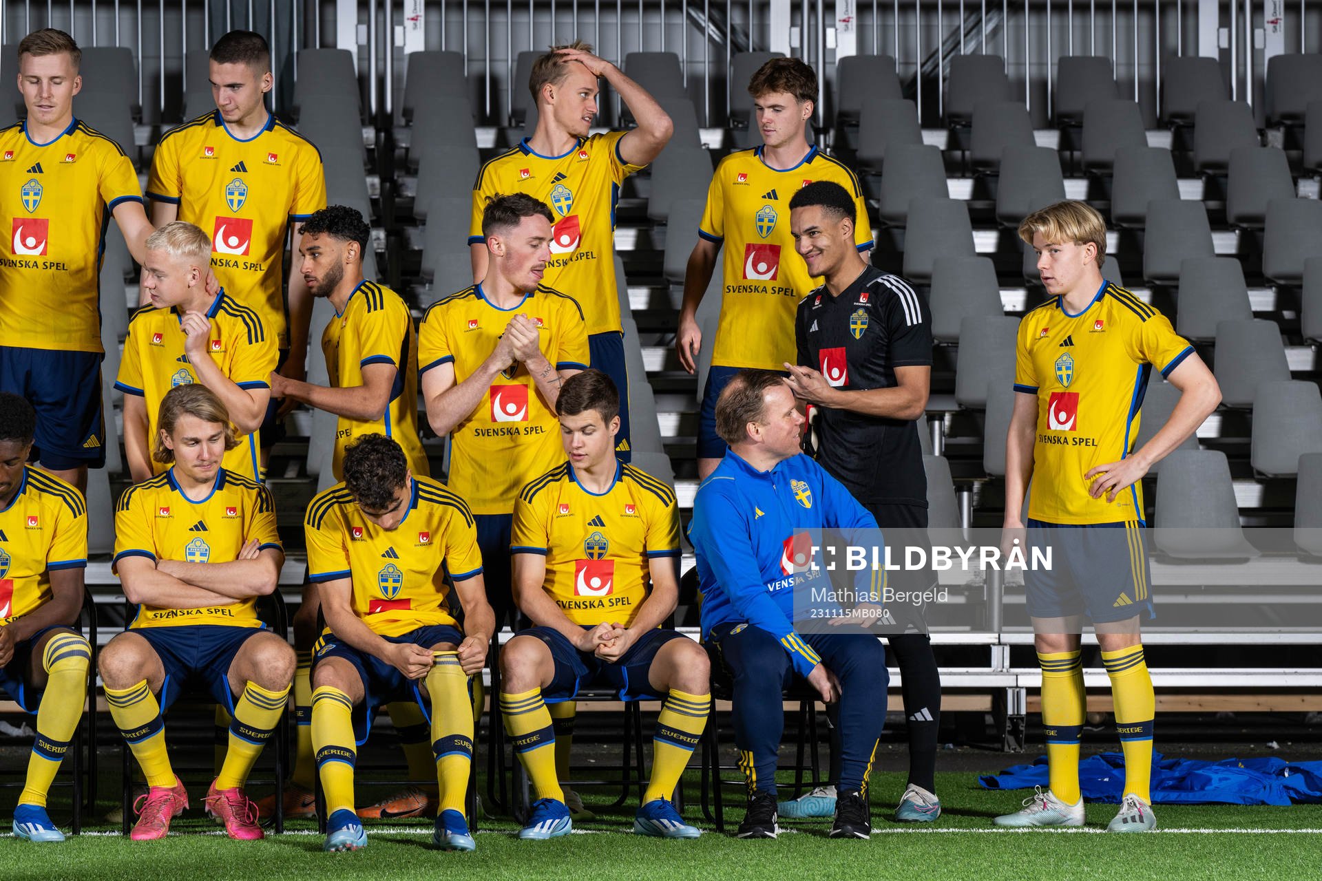 Casper Widell, Noah Eile, Oscar Vilhelmsson, Williot Swedberg, Otto Rosengren, Joakim Persson, Noah Persson, goalkeeper Oliver Dovin, Daniel Svensson, Sebastian Nanasi, Yasin Ayari, Samuel Dahl and assistant coach Viktor Eriksson of the Swedish under-21 national football team during a team photo shoot on November 15, 2023 in Borås.