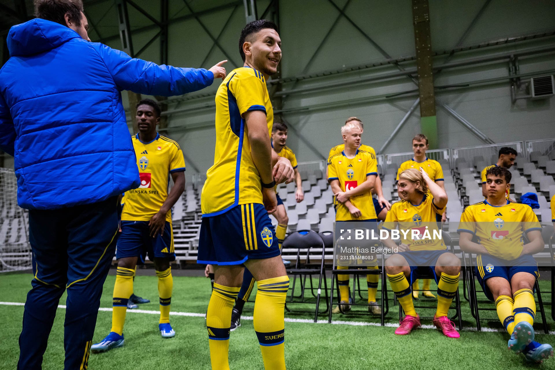Roony Bardghji with team mates of the Swedish under-21