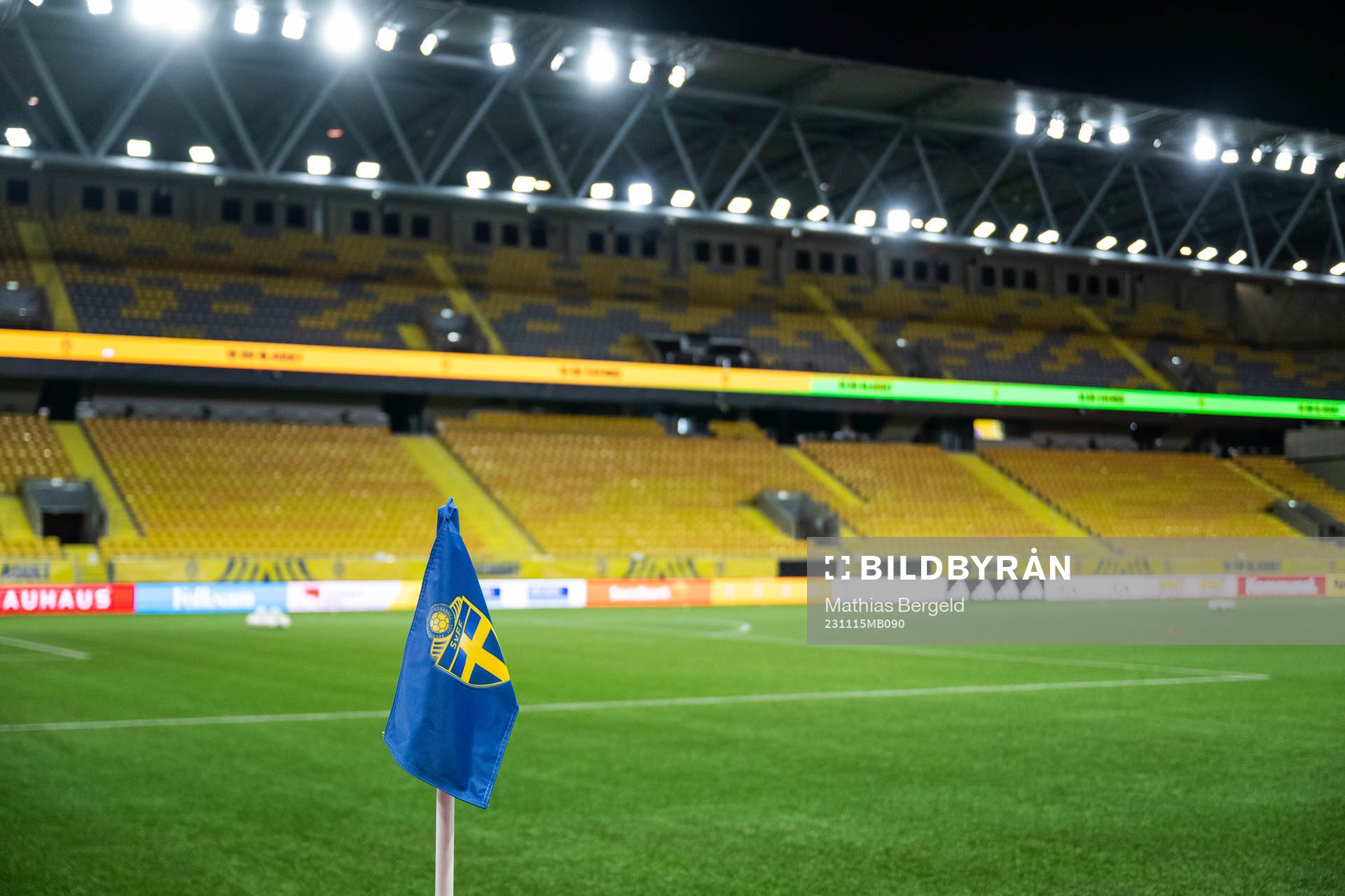 Hörnflagga på Borås Arena inför EM-kvalmatchen i fotboll för P19 mellan Schweiz och Sverige den 15 november 2023 i Borås. 