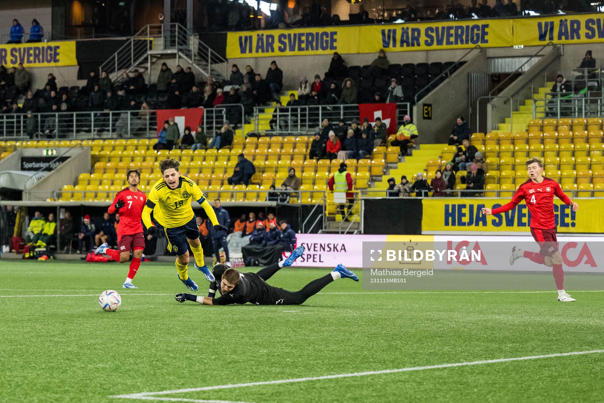 Sveriges Taha Ayari och Schweiz målvakt Silas Huber