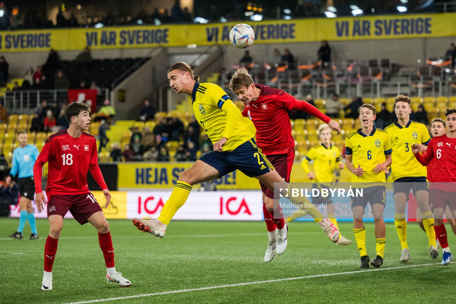 Sveriges Elison Makolli och Schweiz Sonny Henchoz under EM-kvalmatchen i fotboll för P19 mellan Schweiz och Sverige den 15 november 2023 i Borås.